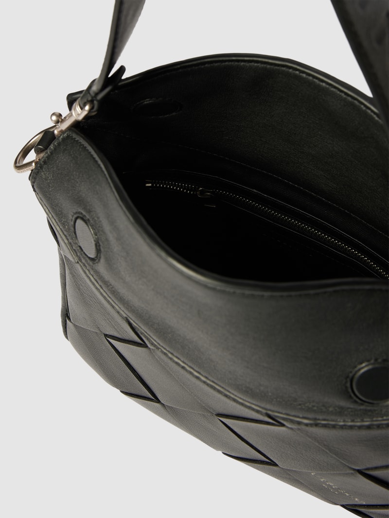 Umhängetasche mit Label-Detail Modell 'ALESSA' in schwarz