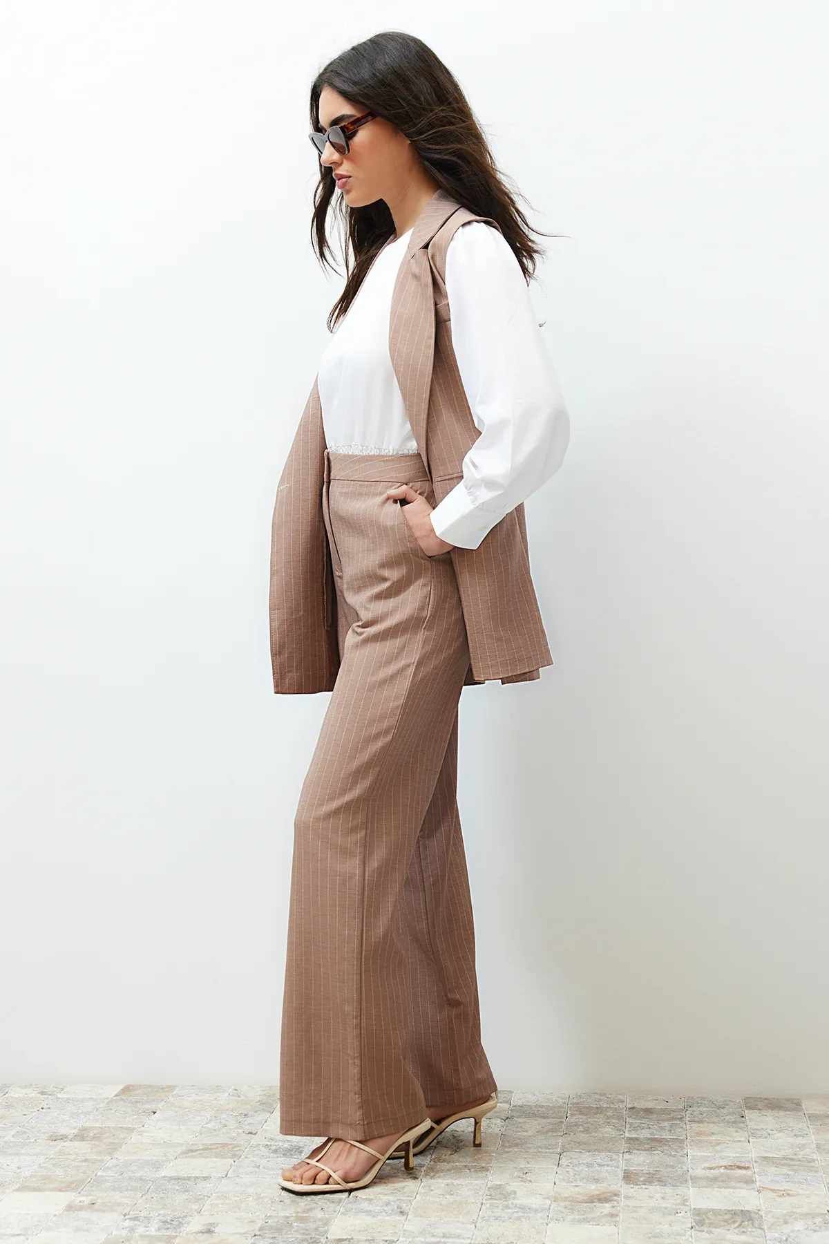 Trendyol Modest  Anzug aus nerzfarbenem, gestreiftem Stoff, Weste, Hose, gewebter Unterteil und Oberteil TCTSS24US00031