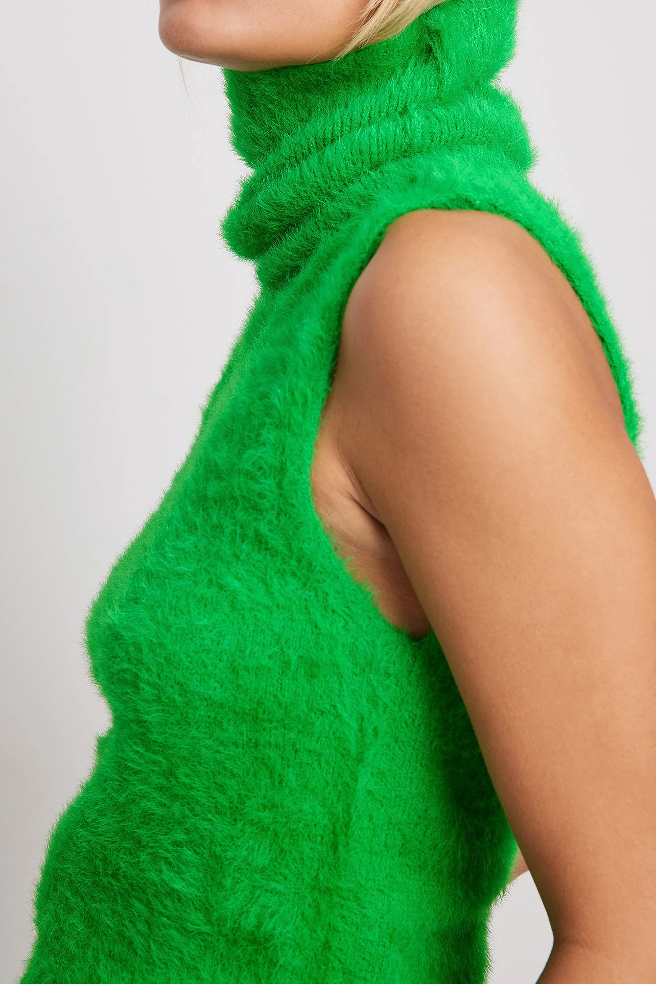 Flauschige hochgeschlossene Strickweste