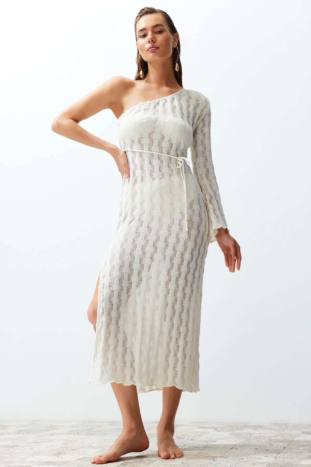 Trendyol Collection  Beigefarbenes One-Shoulder-Strandkleid im Maxi-Strick-Strick-Look mit Gürtel und Gürtel TBESS24EL00025