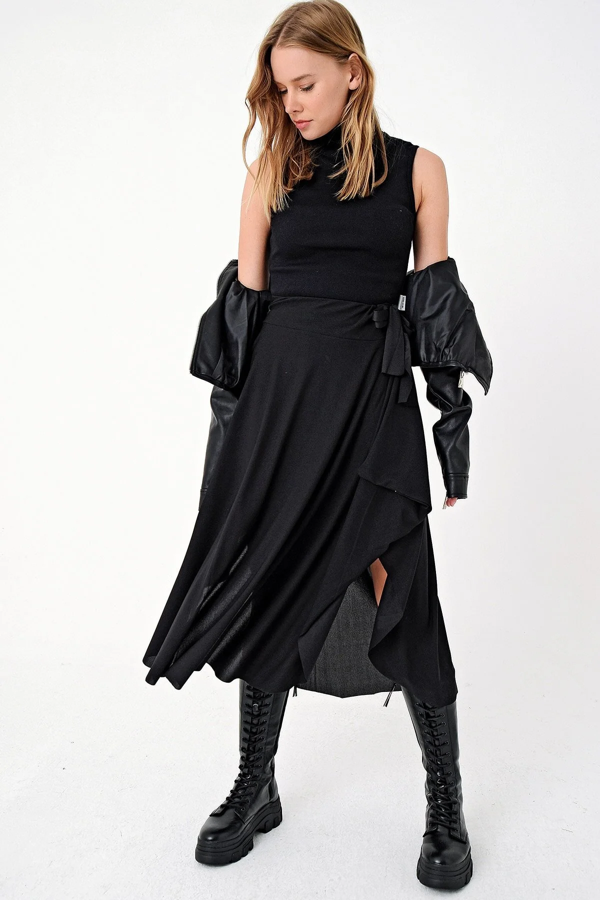 Trend Alaçatı Stili  Schwarzer asymmetrischer Damenrock mit Schlitz und Taillenschnürung