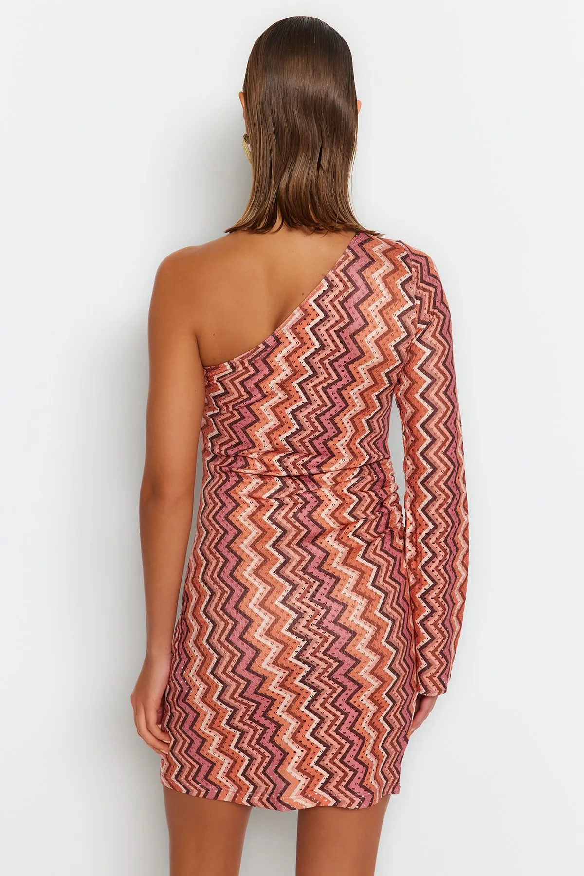 Trendyol Collection  Geometrisch gemustertes, tailliertes, gestricktes Mini-Strandkleid mit einer Schulter TBESS23EL00206