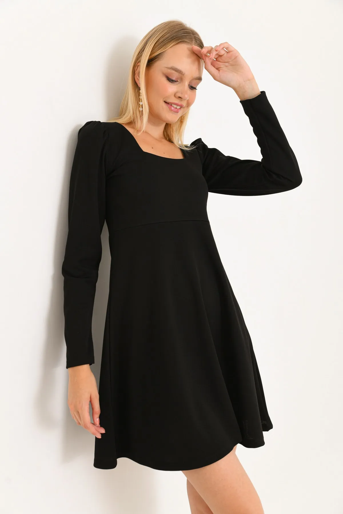 VOLT CLOTHİNG  Damen-Minikleid mit quadratischem Ausschnitt und langen Ärmeln