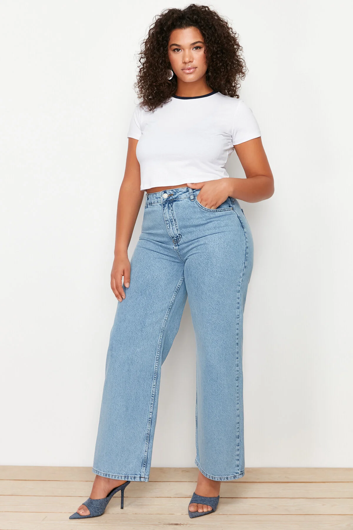 Trendyol Curve  Hellblaue, weit geschnittene Jeans mit hoher Taille TBSSS24CJ00028
