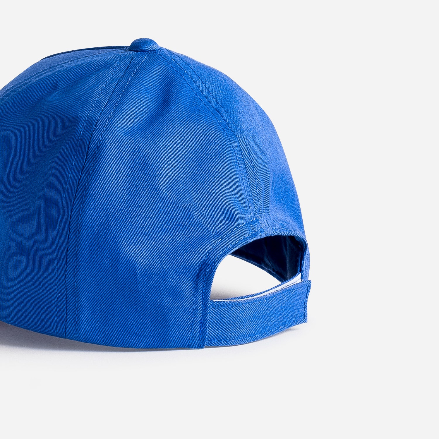 Casquette bleue et rouge avec lettre bouclette