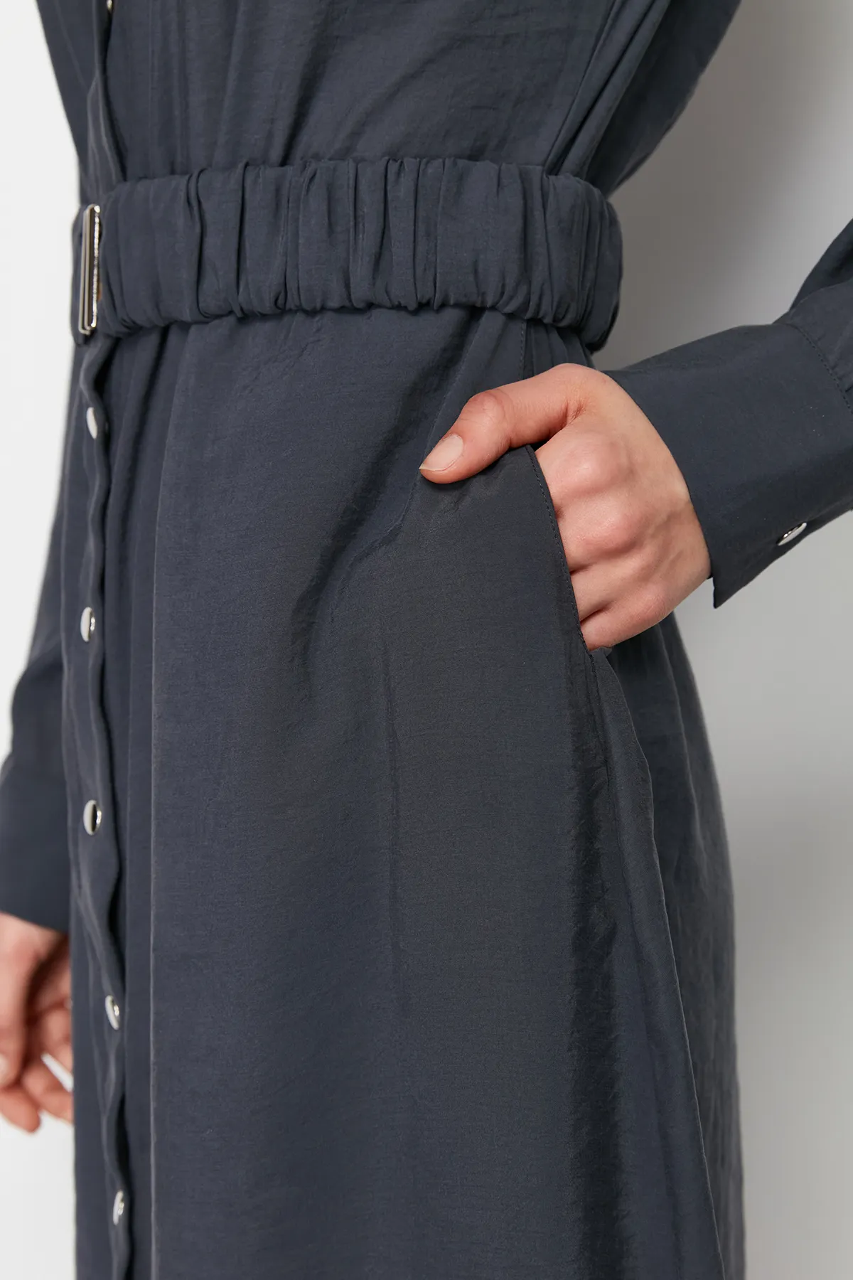 Trendyol Modest  Anthrazitfarbenes, schlicht gewebtes Hemdkleid TCTSS24EB00152