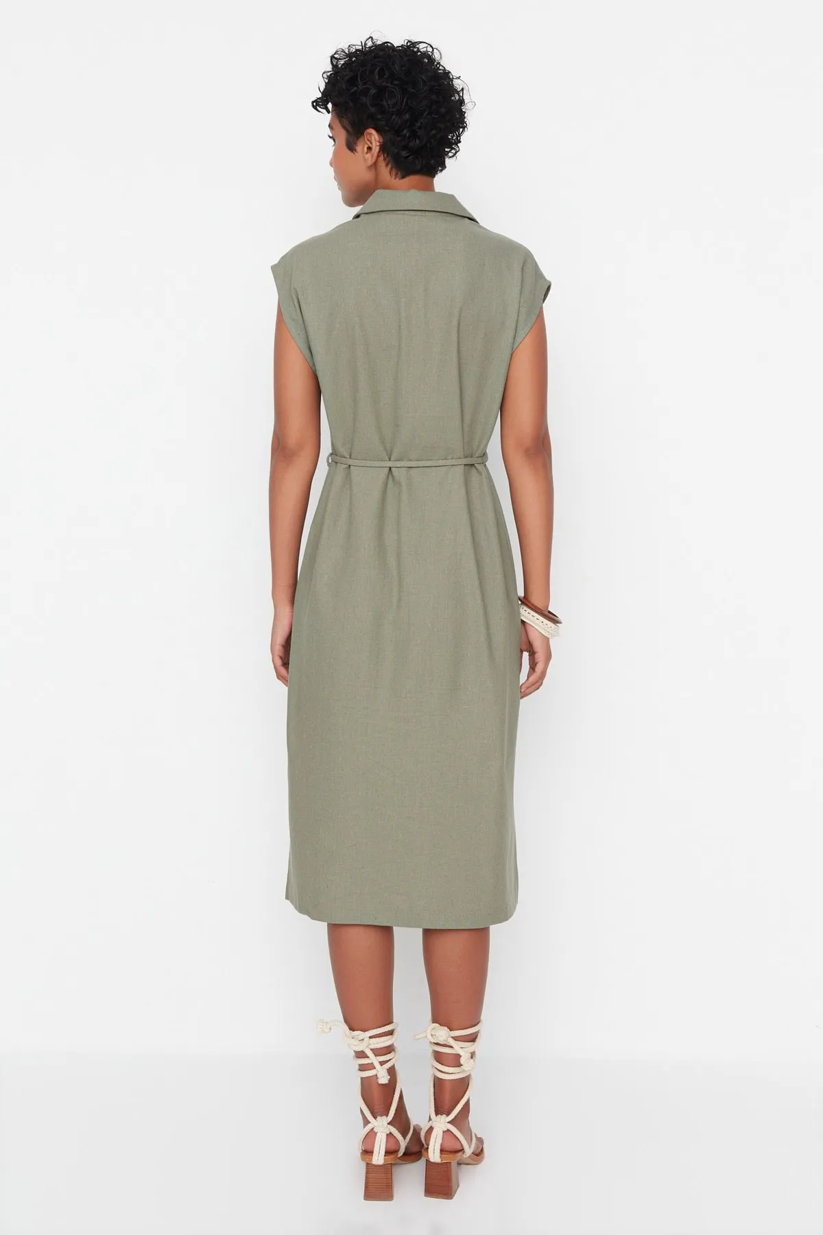 Trendyol Collection  Khakifarbenes, gewebtes Midi-Hemdkleid mit Gürtel TWOAW23EL00336