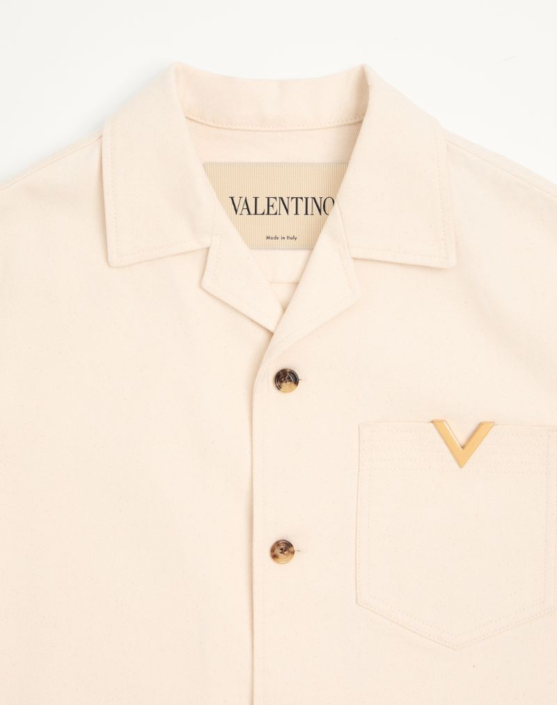 Camisa de boliche Valentino em jeans com detalhes dourados