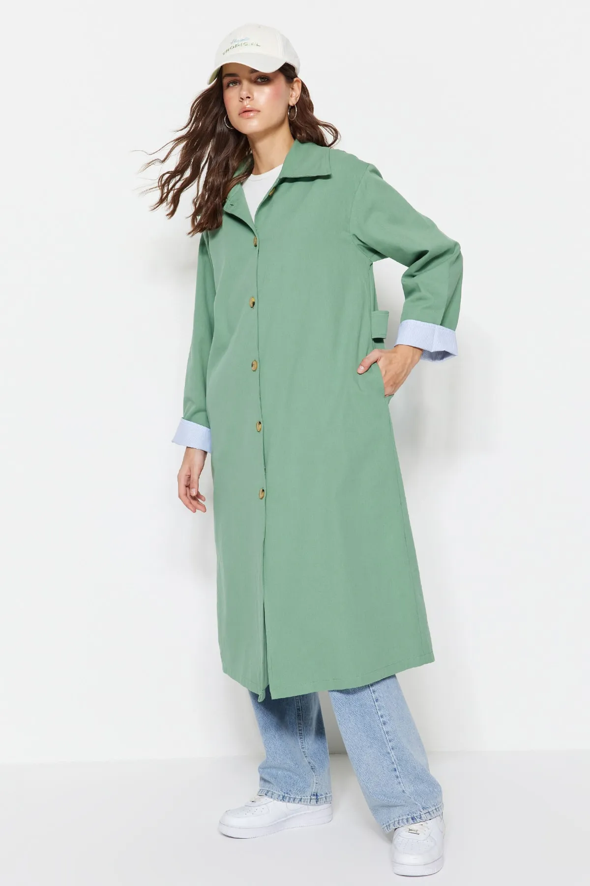Trendyol Modest  Hellgrüner Gabardine-Trenchcoat mit Ärmeldetail TCTSS23CL00000
