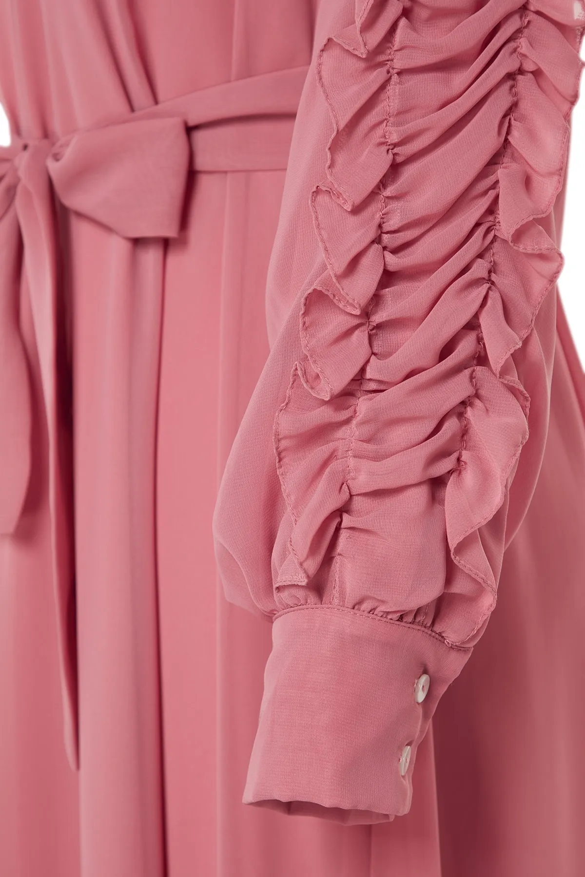 Trendyol Modest  X Kevser Sarıoglu Abendkleid aus Chiffon mit Rüschen und Kragen aus getrockneten Rosen TCLSS23DB00000