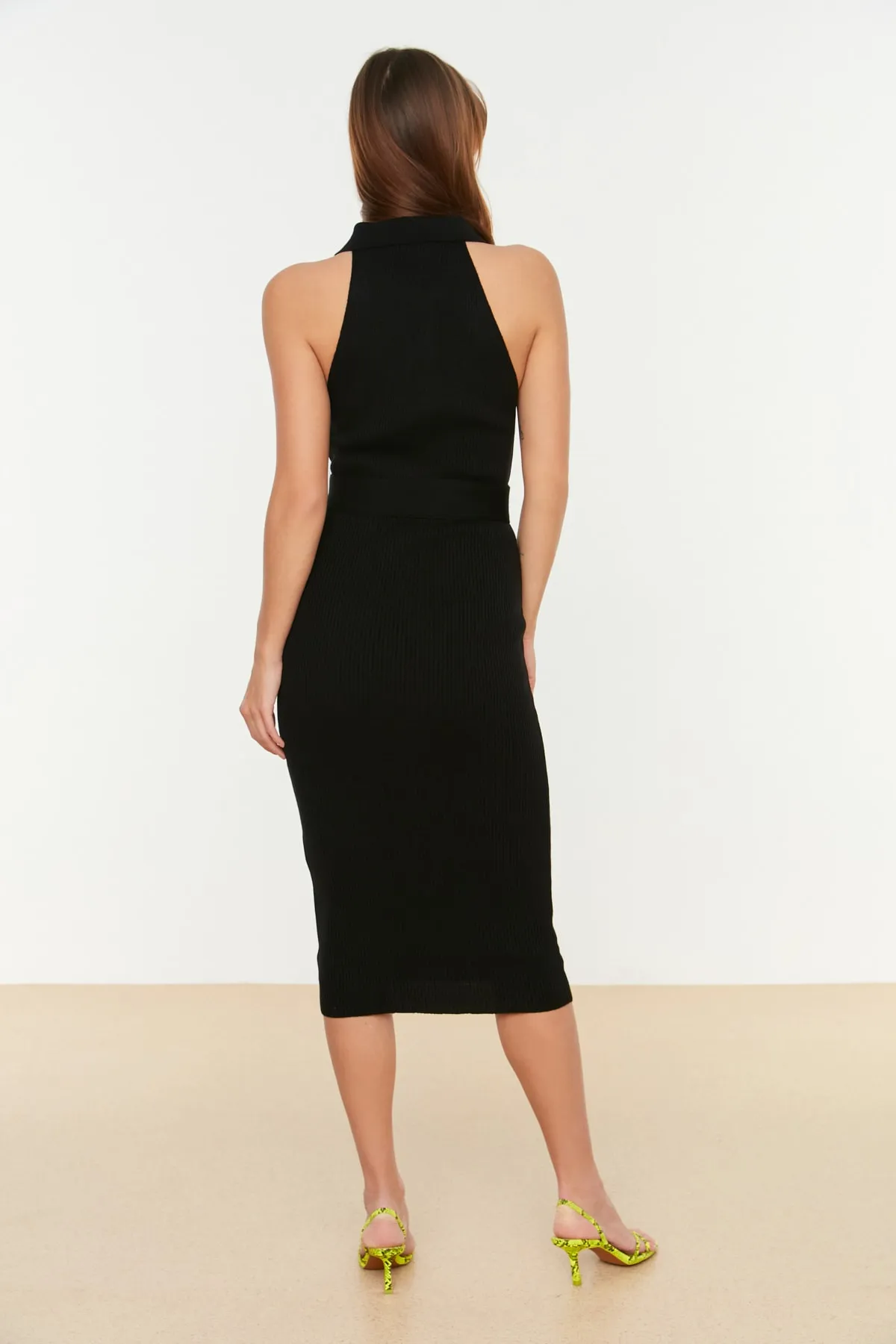 Trendyol Collection  Schwarzes Strick-Midikleid mit Gürteldetail TWOSS22EL1031