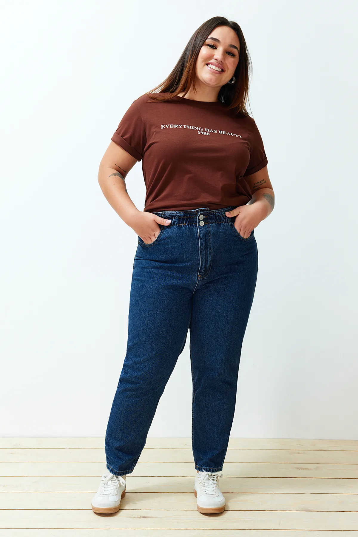 Trendyol Curve  Blaue Mom-Jeans mit hoher Taille und elastischem Bund TBBAW23JE00002