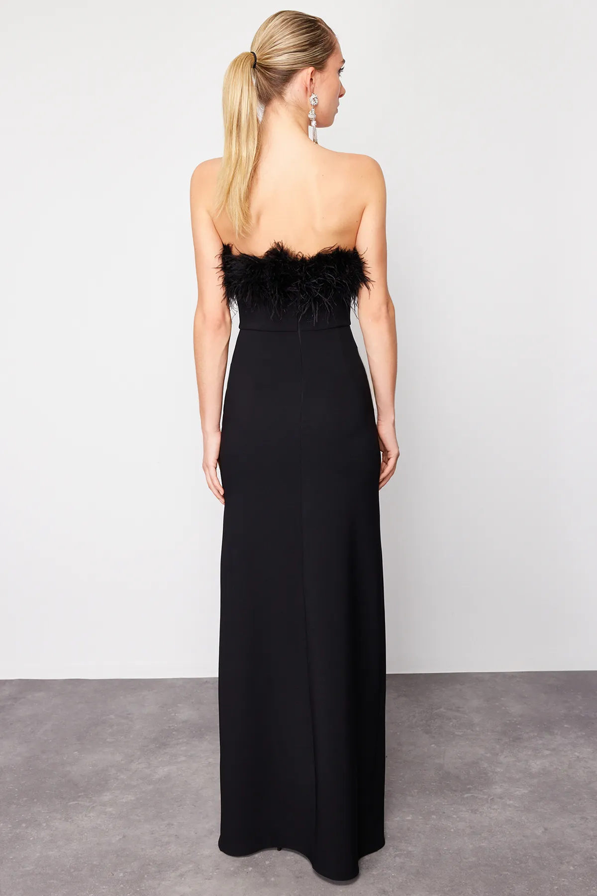 Trendyol Collection  Schwarzes, figurbetontes, gefüttertes, durchbrochenes, langes Abendkleid TPRSS22AE0095