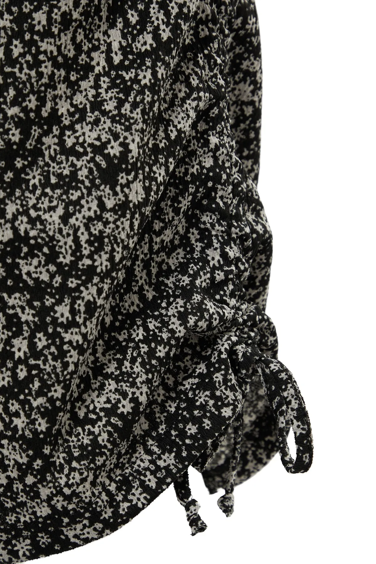 Trendyol Curve  Schwarzes, körperbetontes, gerafftes Strickkleid mit Blumenmuster TBBSS22AH0142