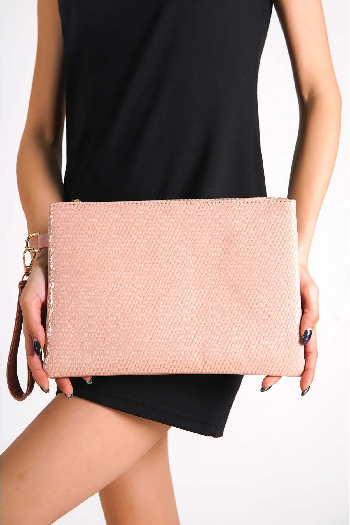 Capone Outfitters  Capone Damen-Clutch aus Lackleder mit Schlangenmuster und Paris-Lachs-Motiv