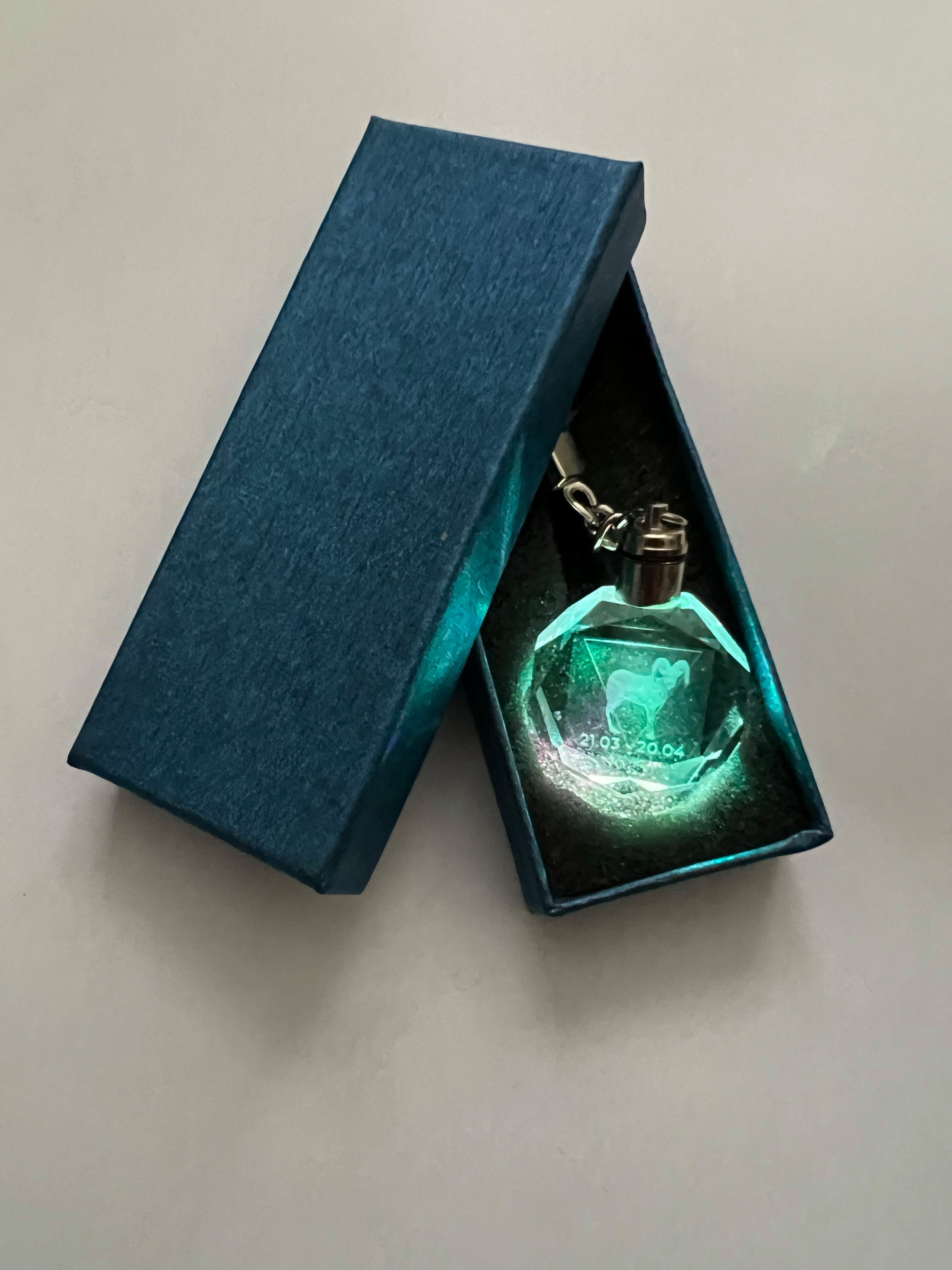 Stelby Schlüsselanhänger Widder Sternzeichen Schlüsselanhänger LED Multicolor mit Geschenkbox
