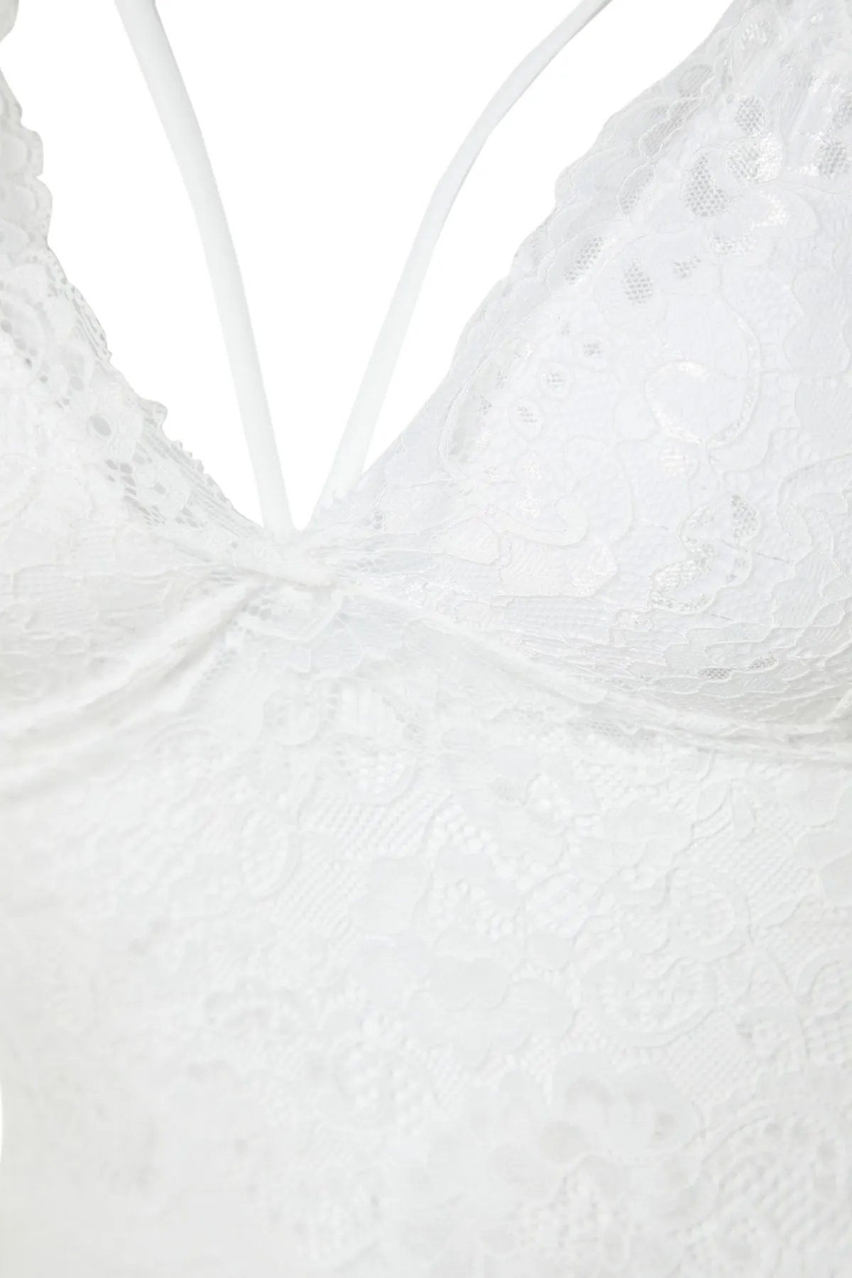 Trendyol Collection  Weißes, geripptes Spitzen-Bustier mit Seilriemen und dreieckigem Strickmuster THMAW21SU0050