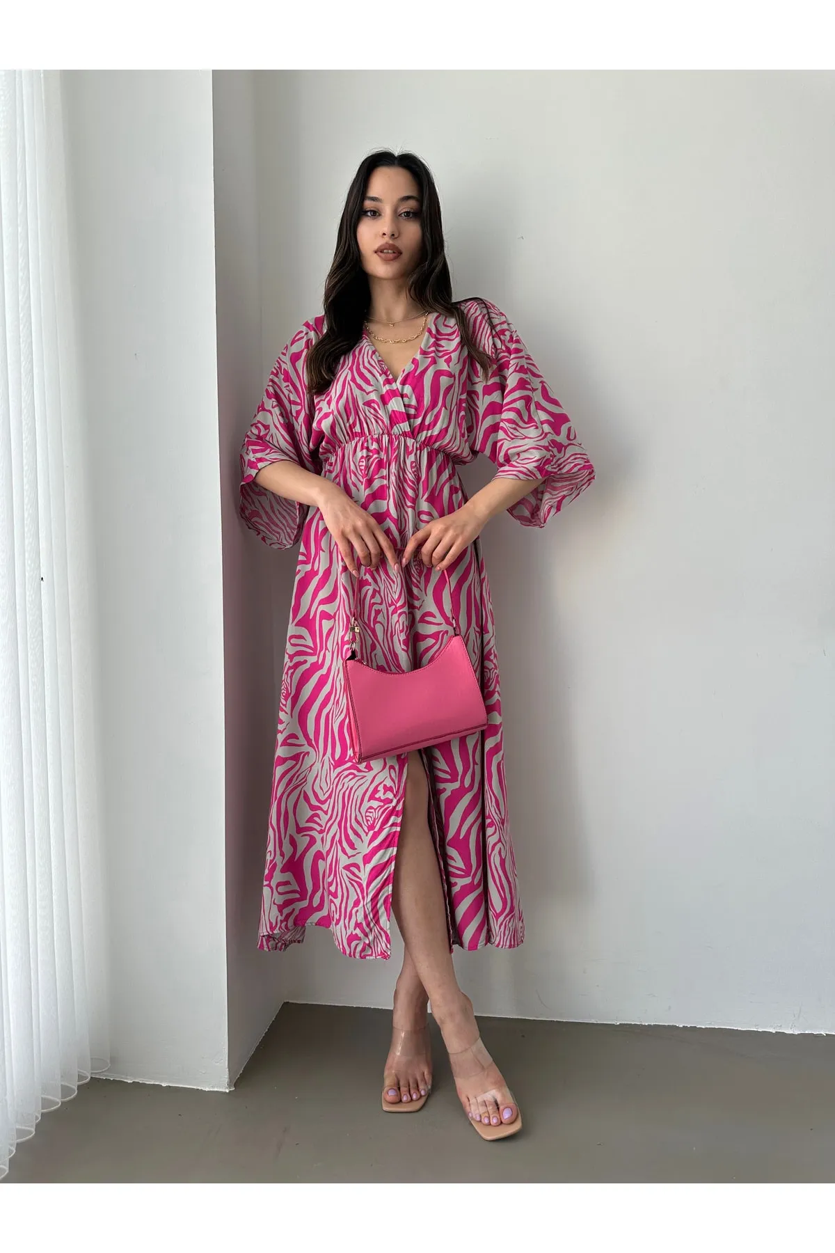 BEJNA  Rosafarbenes, zweireihiges, langes Sommerkleid mit Kragen und Schlitz für Damen