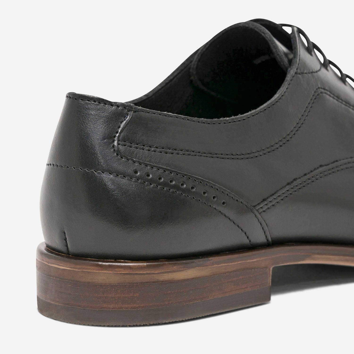Richelieu noir en cuir éco-conçu