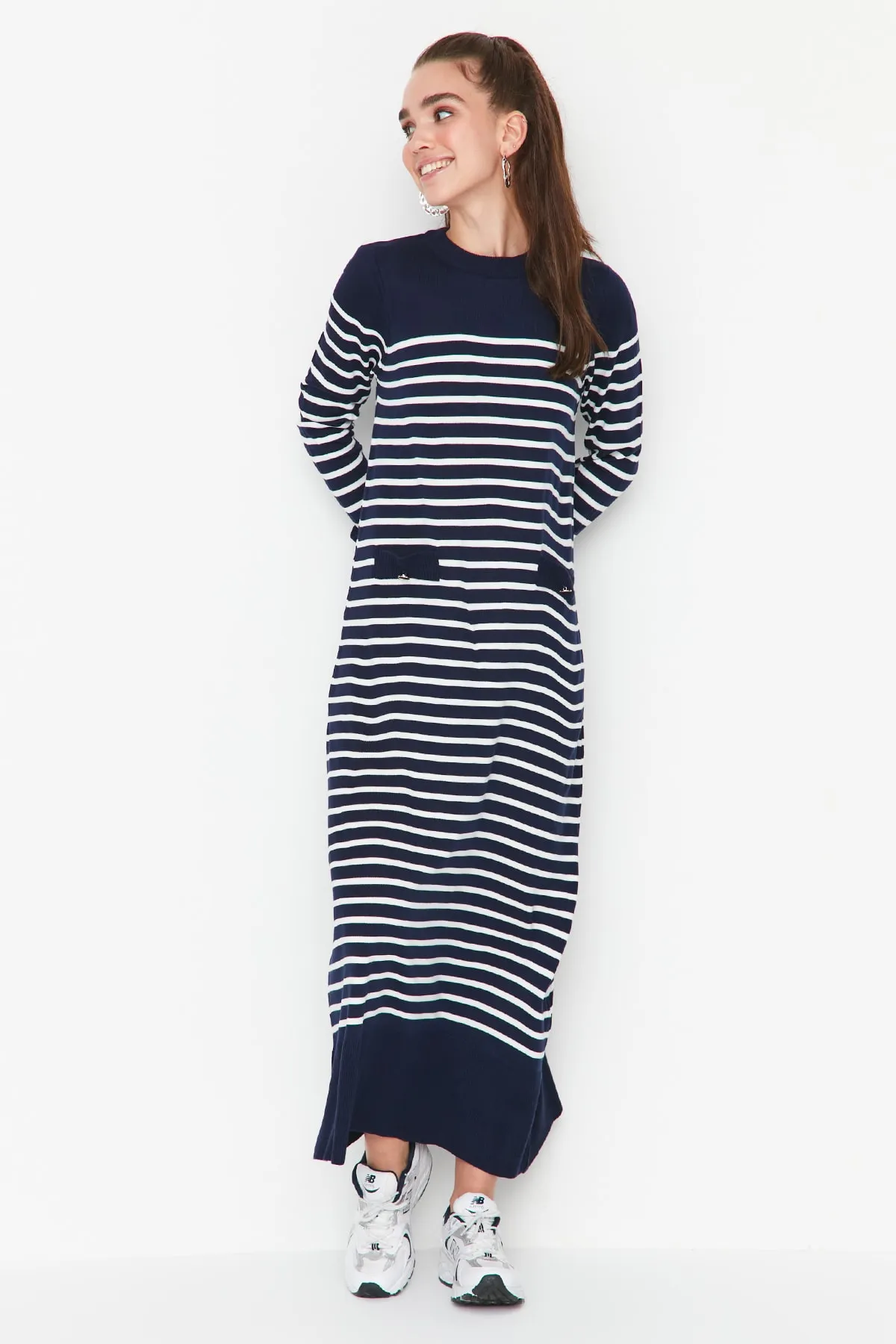 Trendyol Modest  Marineblaues gestreiftes Strickkleid mit Rundhalsausschnitt TCTAW23EB00012