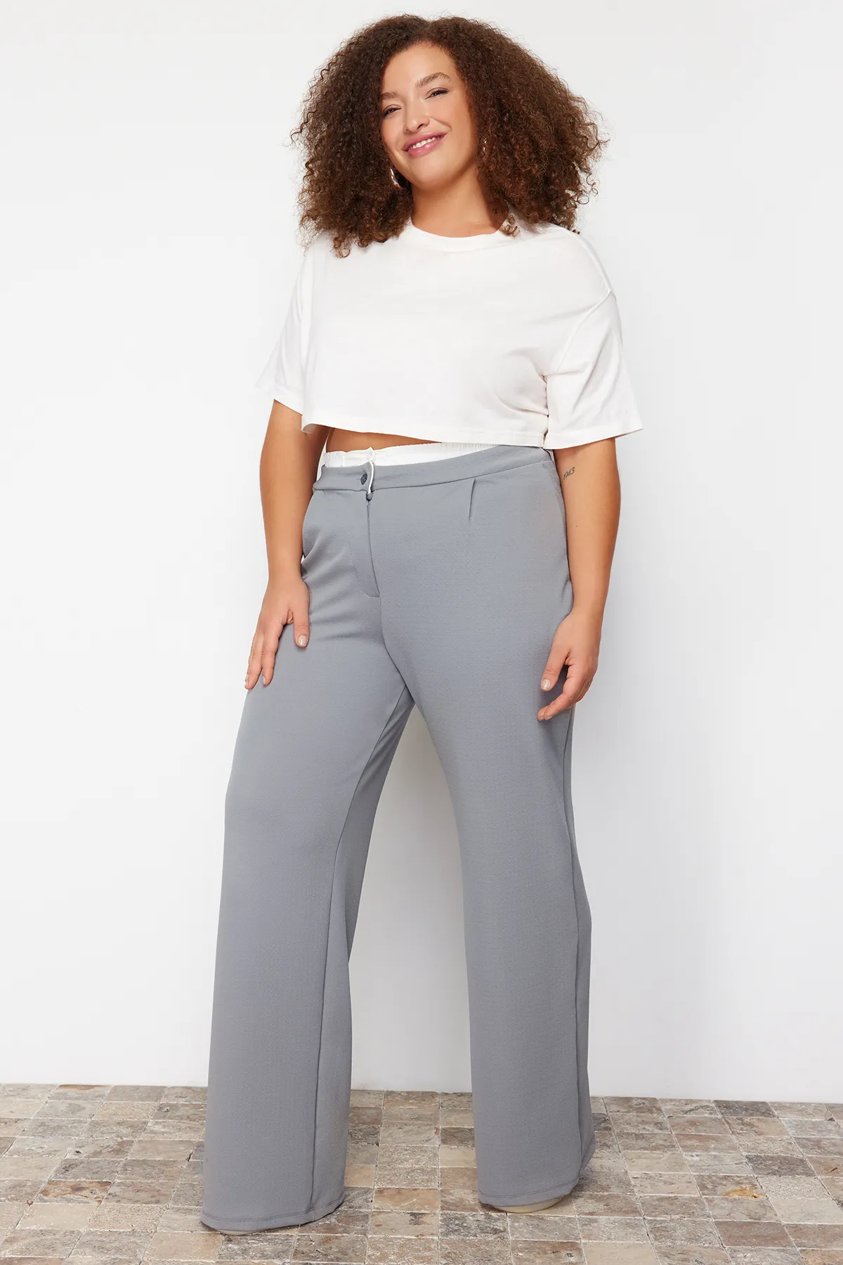 Trendyol Curve  Graue Strickhose mit Taillendetail TBBSS24AR00000