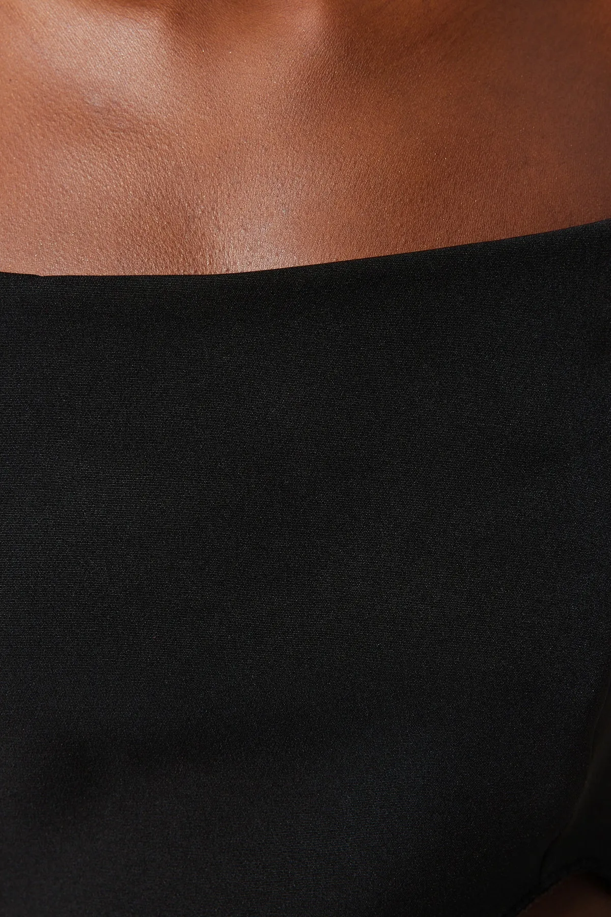 Trendyol Collection  Schwarzes, bauchfreies, gewebtes Bustier TPRSS23BS00033
