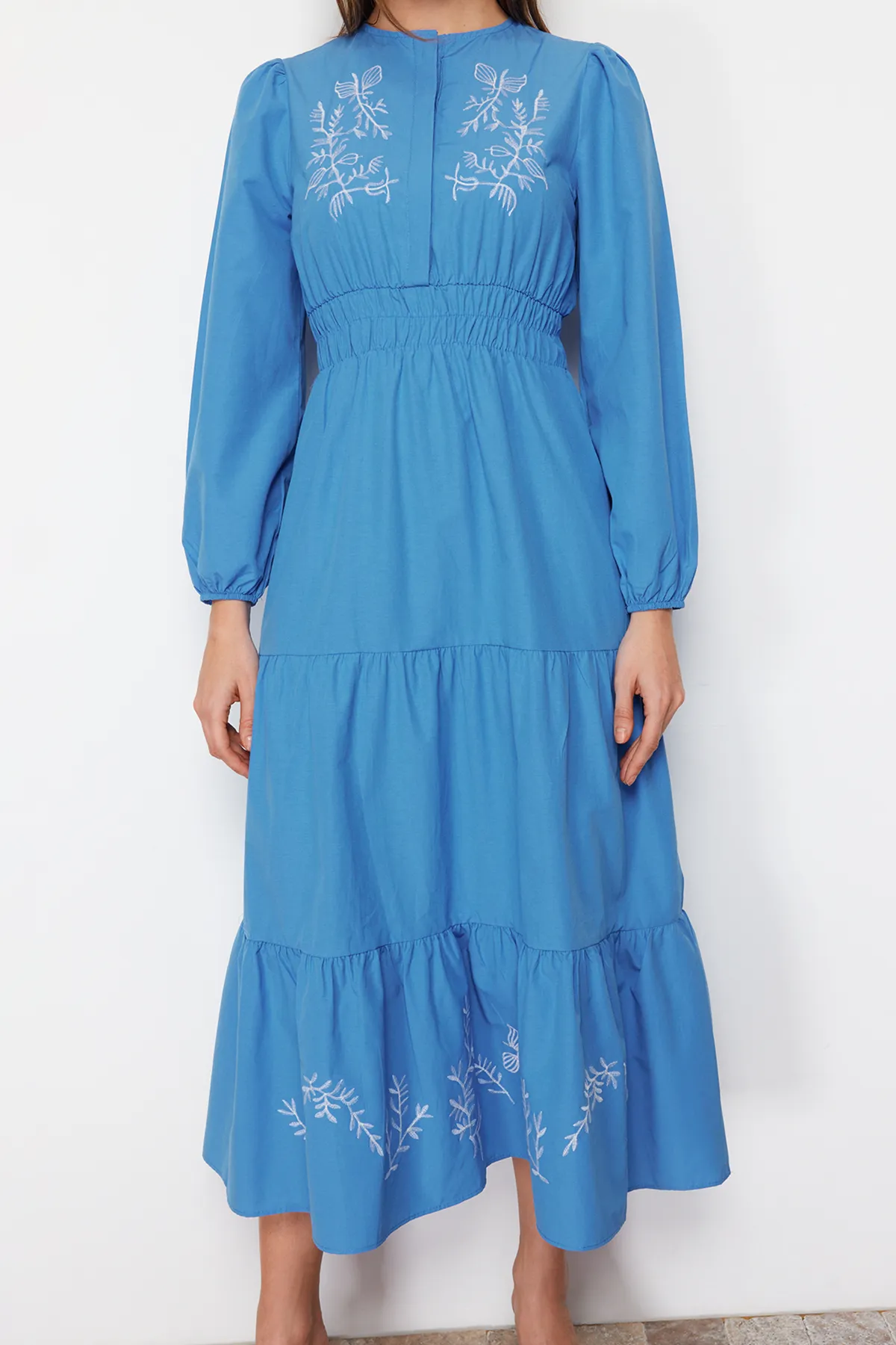 Trendyol Modest  Blaues, besticktes, detailliertes Webkleid TCTSS24EB00138