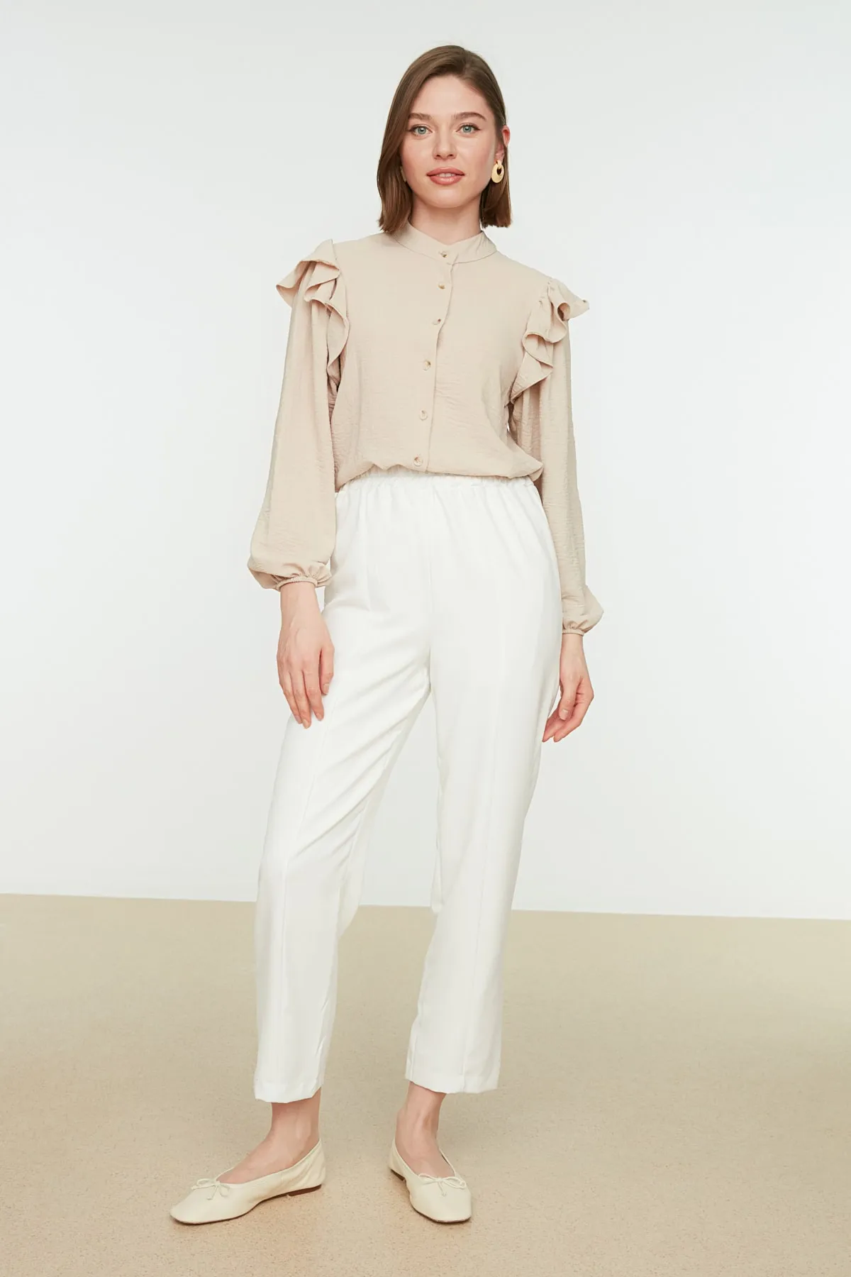 Trendyol Modest  Weiße gewebte Hose mit elastischem Bund und Rippendetails und geradem Schnitt TCTSS21PL0570