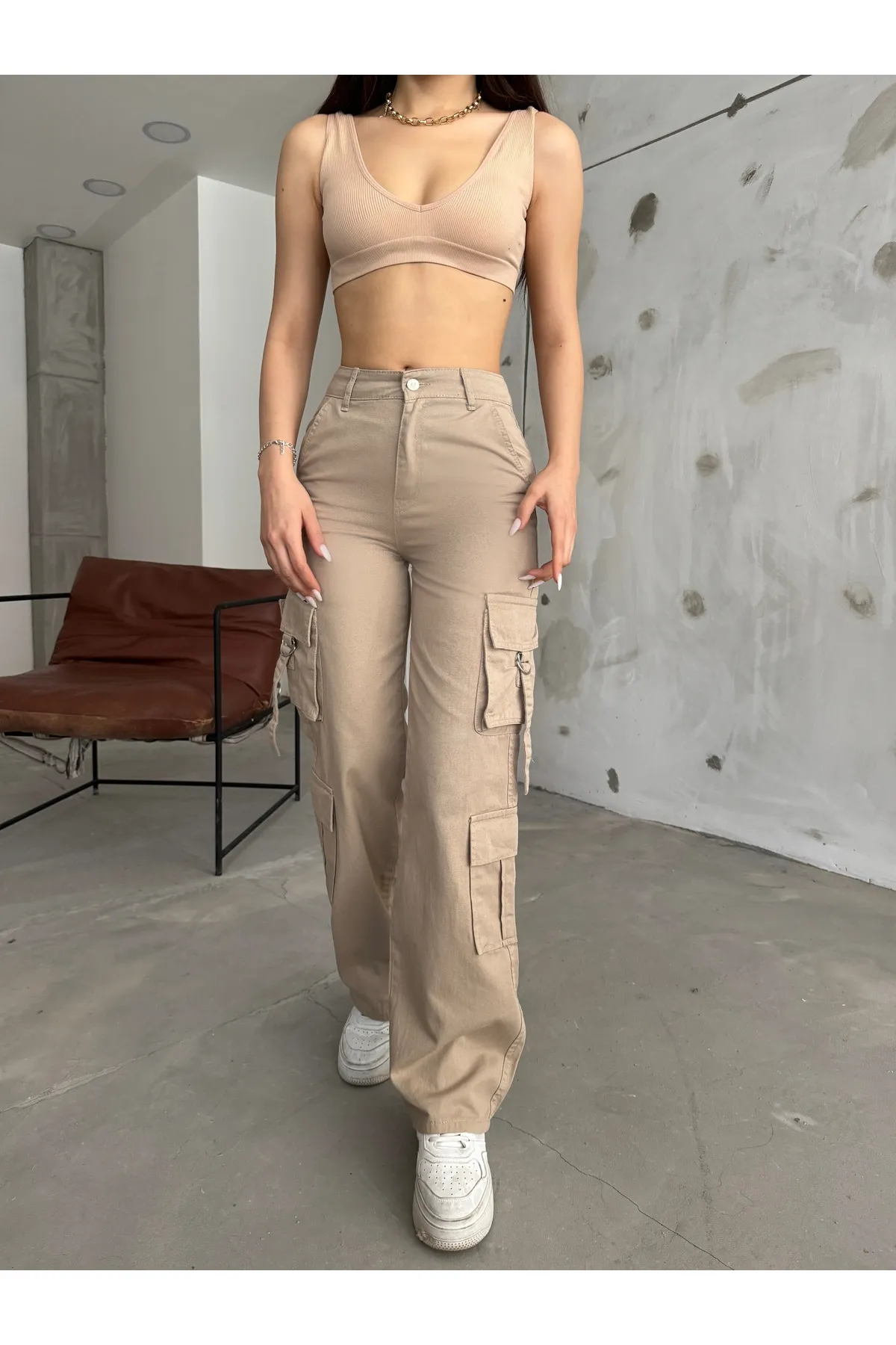 BİKELİFE  Beigefarbene Cargohose mit hoher Taille und mehreren Taschen und weitem Bein