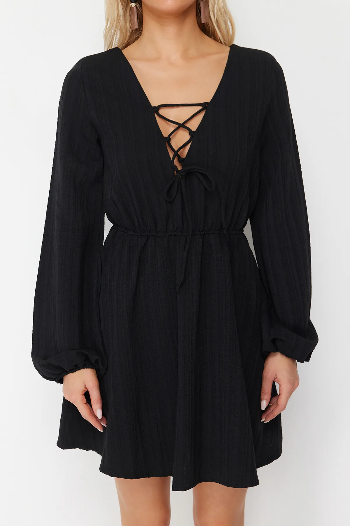 Trendyol Collection  Schwarzes, gewebtes Mini-Strandkleid aus Leinenmischung zum Binden TBESS23EL00103