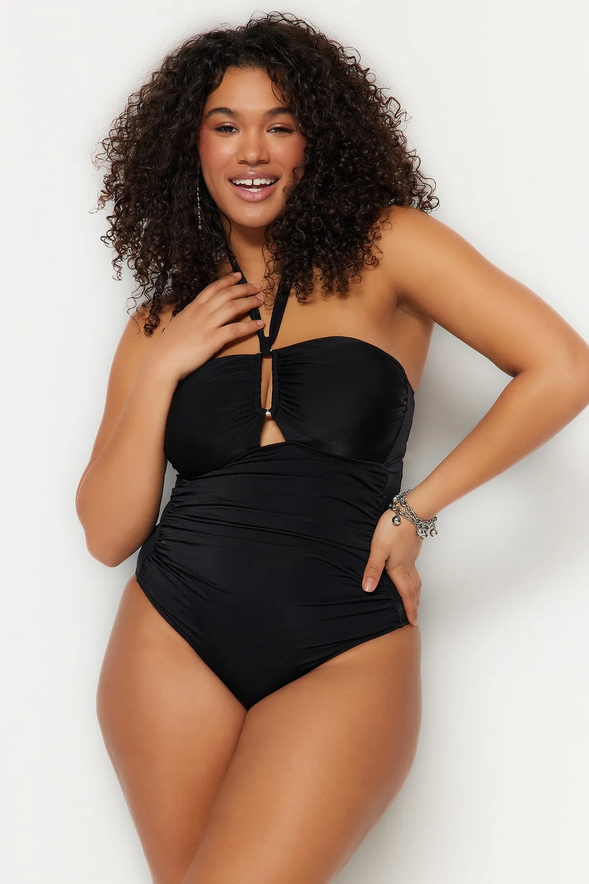 Trendyol Curve  Schwarzer Badeanzug mit Neckholder-Accessoire und detailliertem Erholungseffekt TBSSS23AM00013