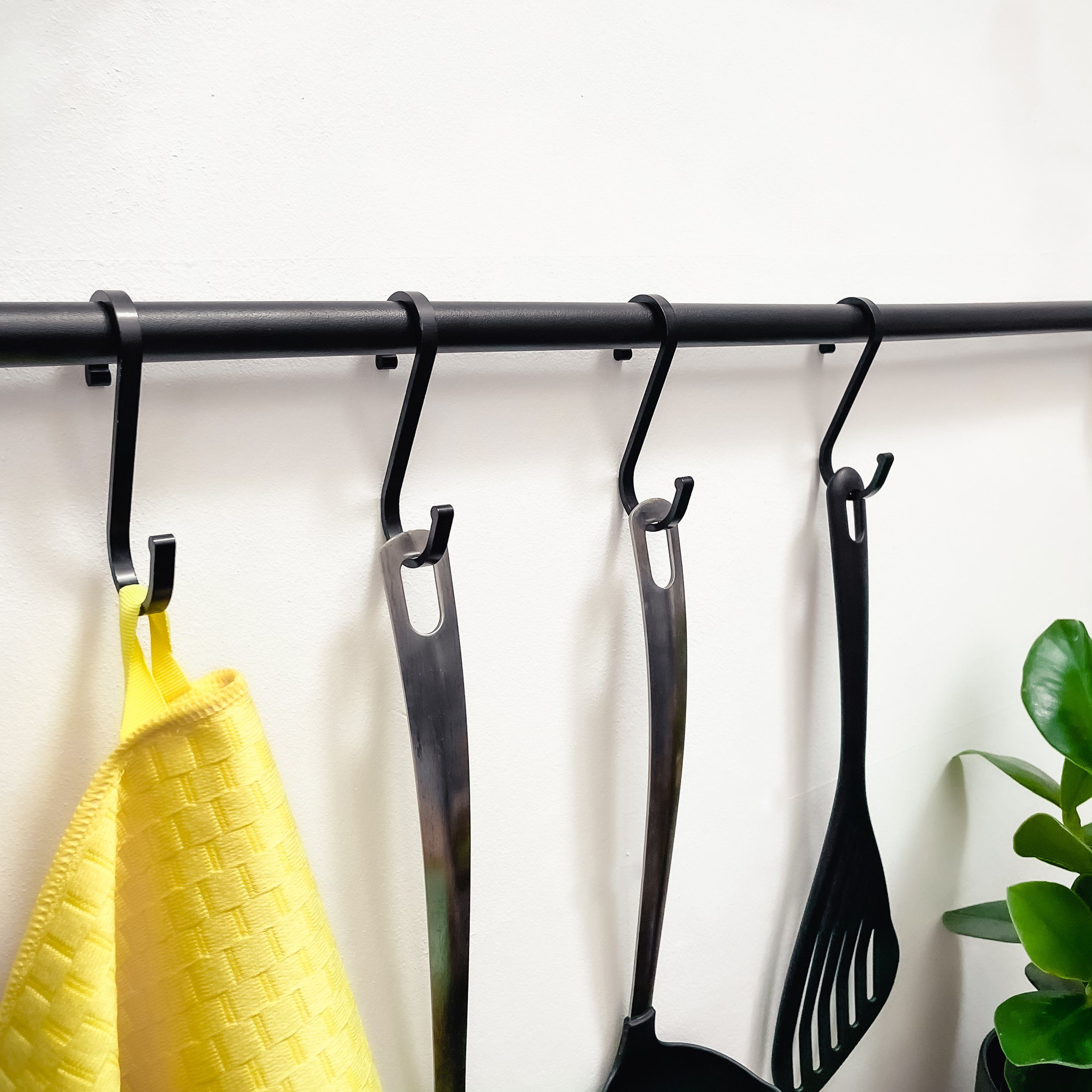Praknu Wandhaken 12 S Haken Schwarz Flach 8cm, Küche, Badezimmer, Terrasse, Balkon, Keller, Werkstatt, Garage, (Set, 12-St., 12 schwarze flache S-Haken / Hängehaken ca. 8 cm für den professionellen Einsatz), bis 25kg Belastbar - Rostfreie S-Haken zum