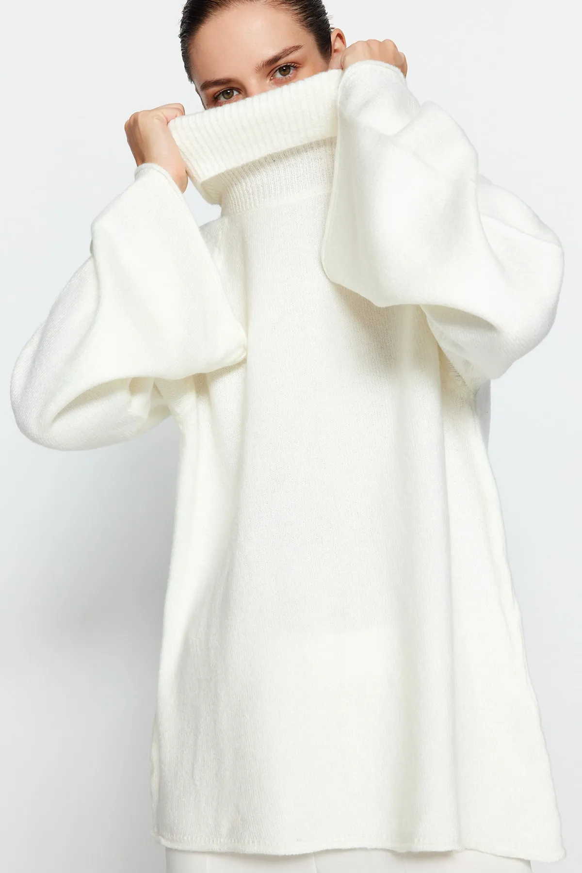 Trendyol Collection  Ecrufarbener Rollkragenpullover mit weicher Struktur TWOAW24KZ00426