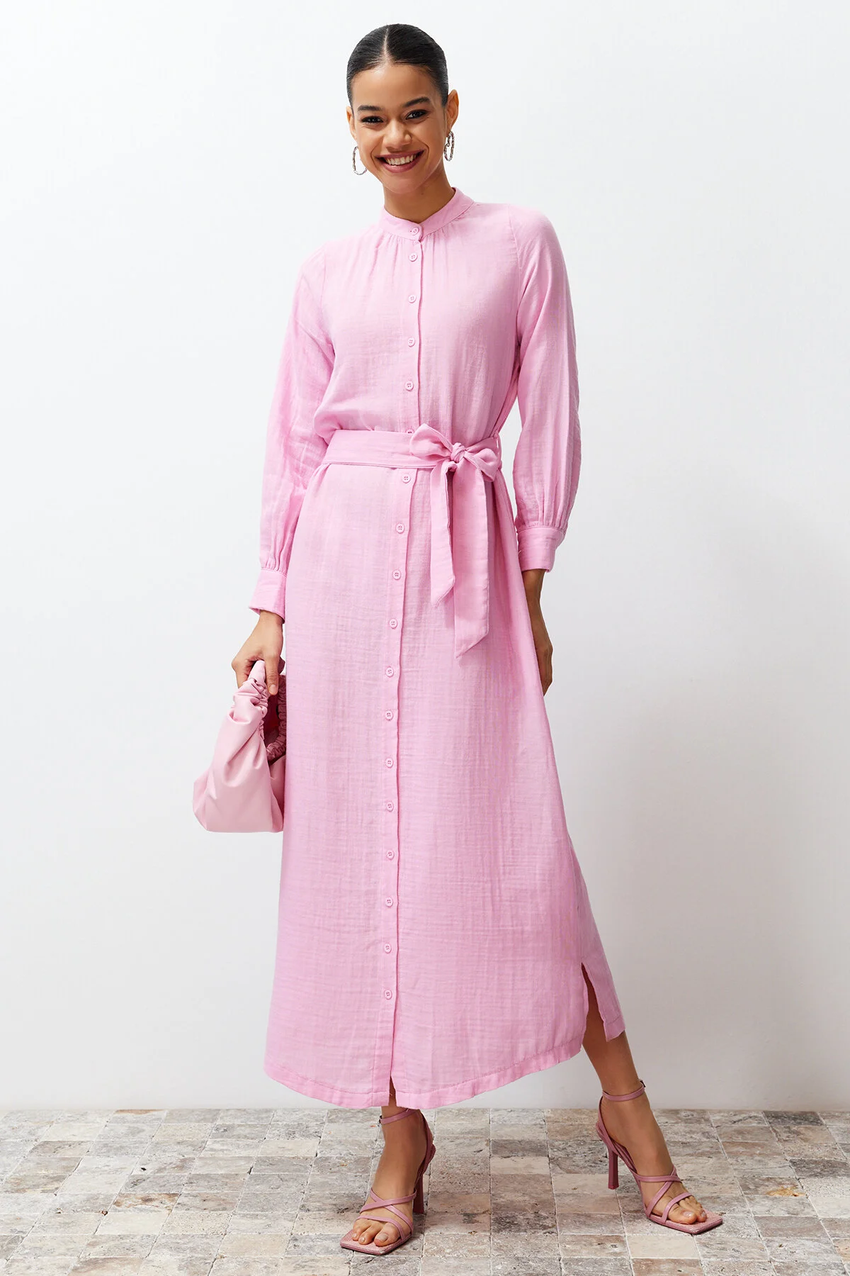 Trendyol Modest  Rosa Hemdkleid aus schlichtem Webstoff mit Vergrößerungskragen und Gürtel TCTSS24EB00127