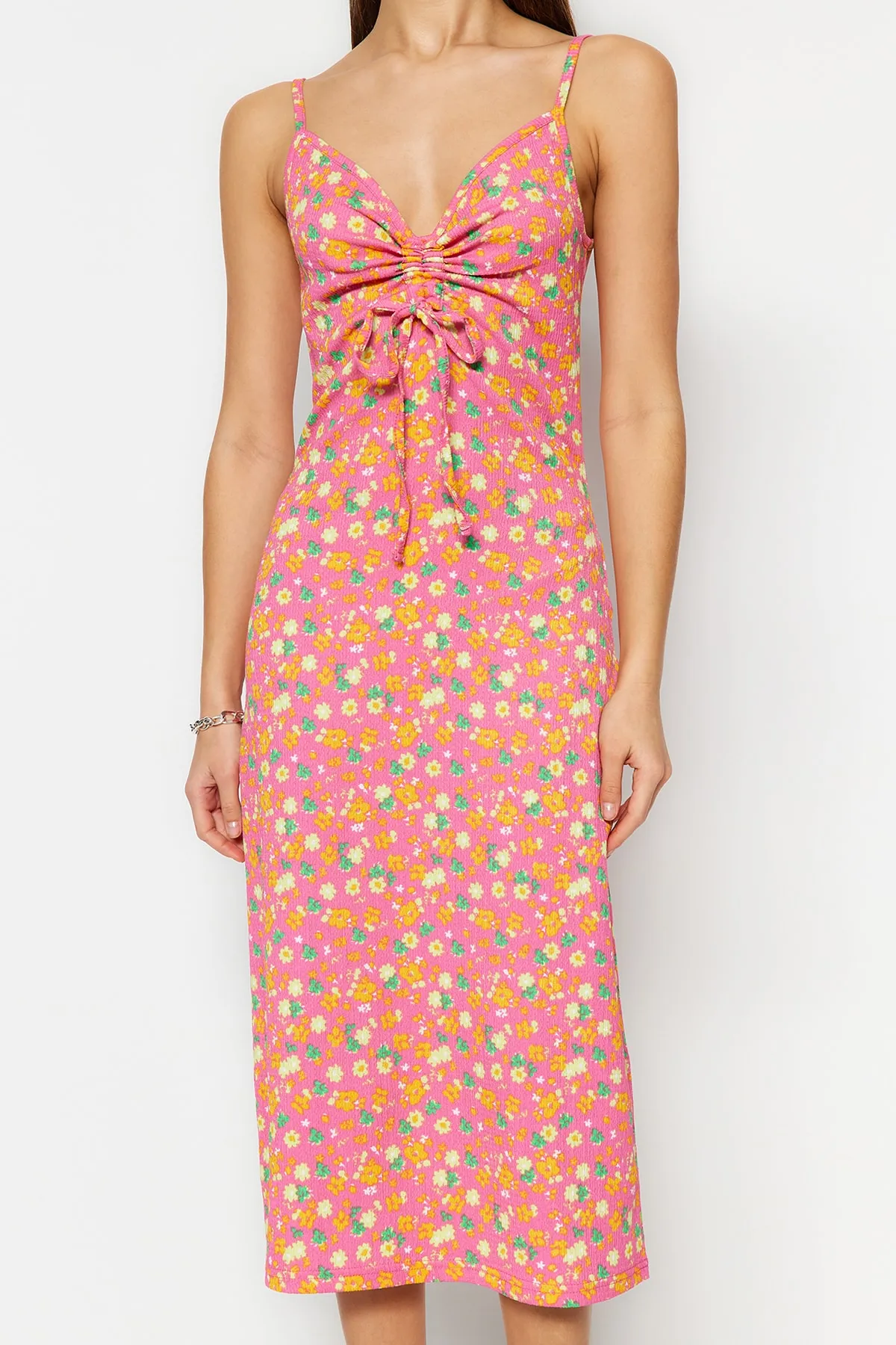 Trendyol Collection  Rosafarbenes, mit Blumenmuster bedrucktes Midi-Strickkleid mit gewickelter Taille und Skater-Trägern TWOSS23EL01454