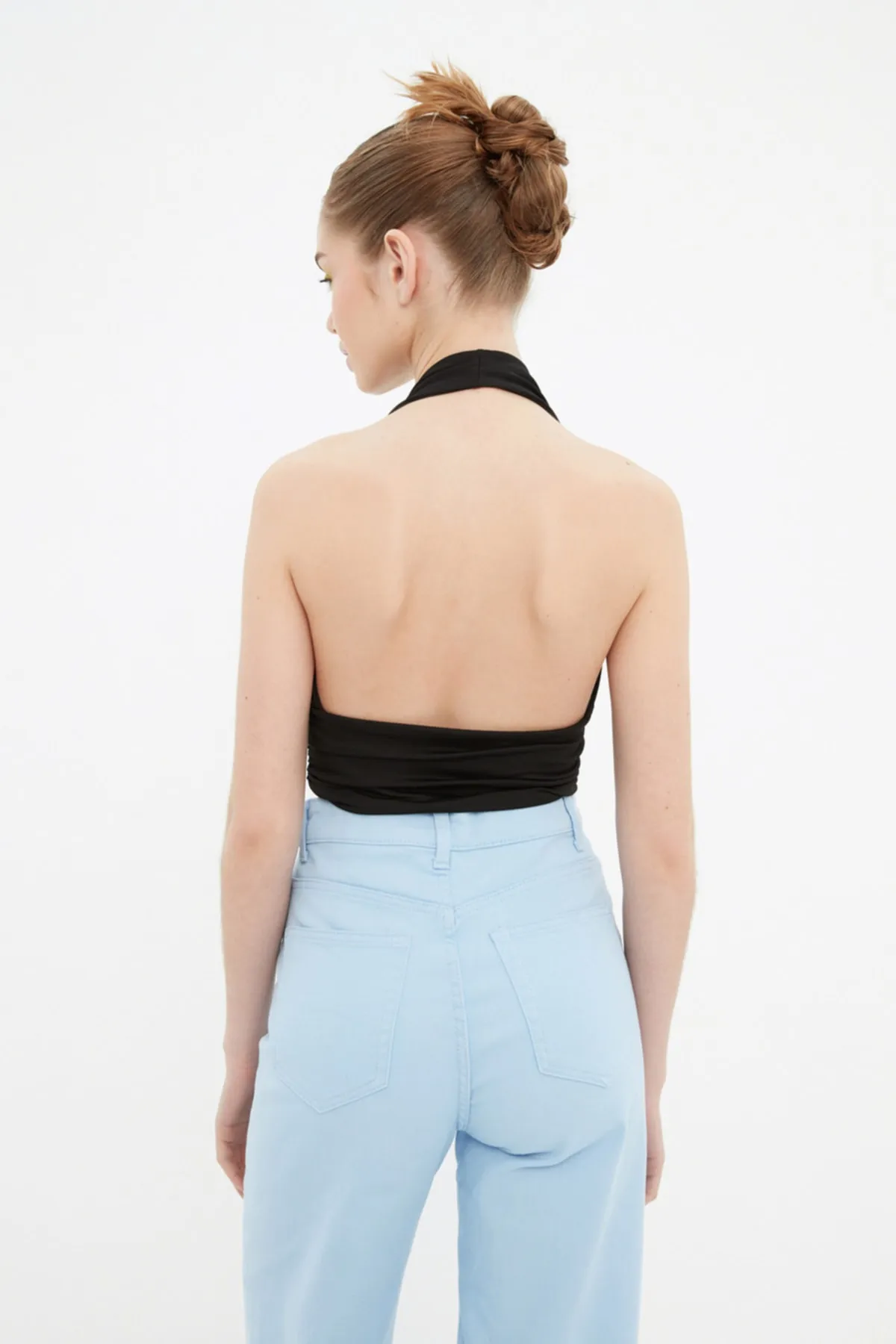 Trendyol Collection  Schwarze, taillierte, kurze Strickbluse mit Neckholder TWOSS22BZ0544