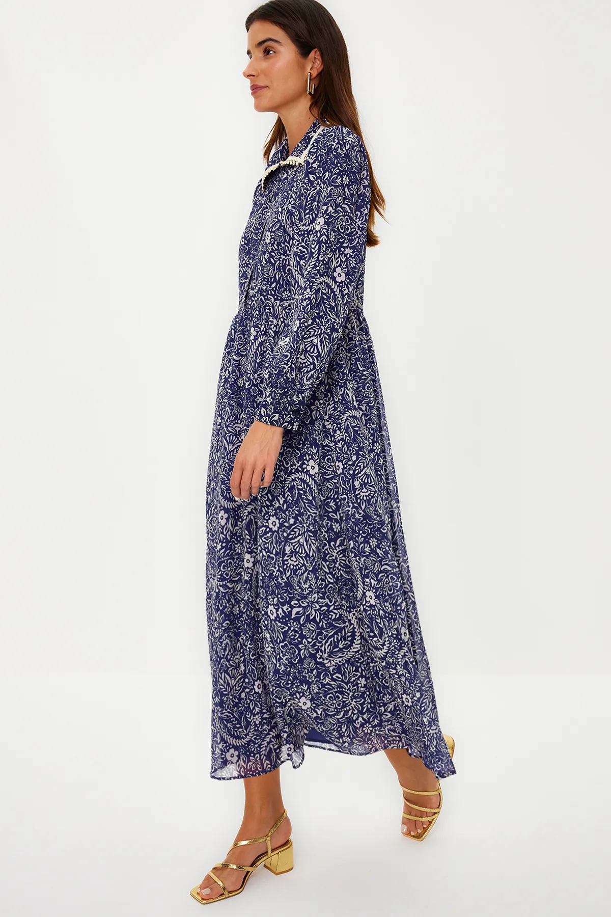 Trendyol Modest  Blaues Kleid aus Chiffon mit Blumenkragen und detailliertem Futter TCTSS24EB00033