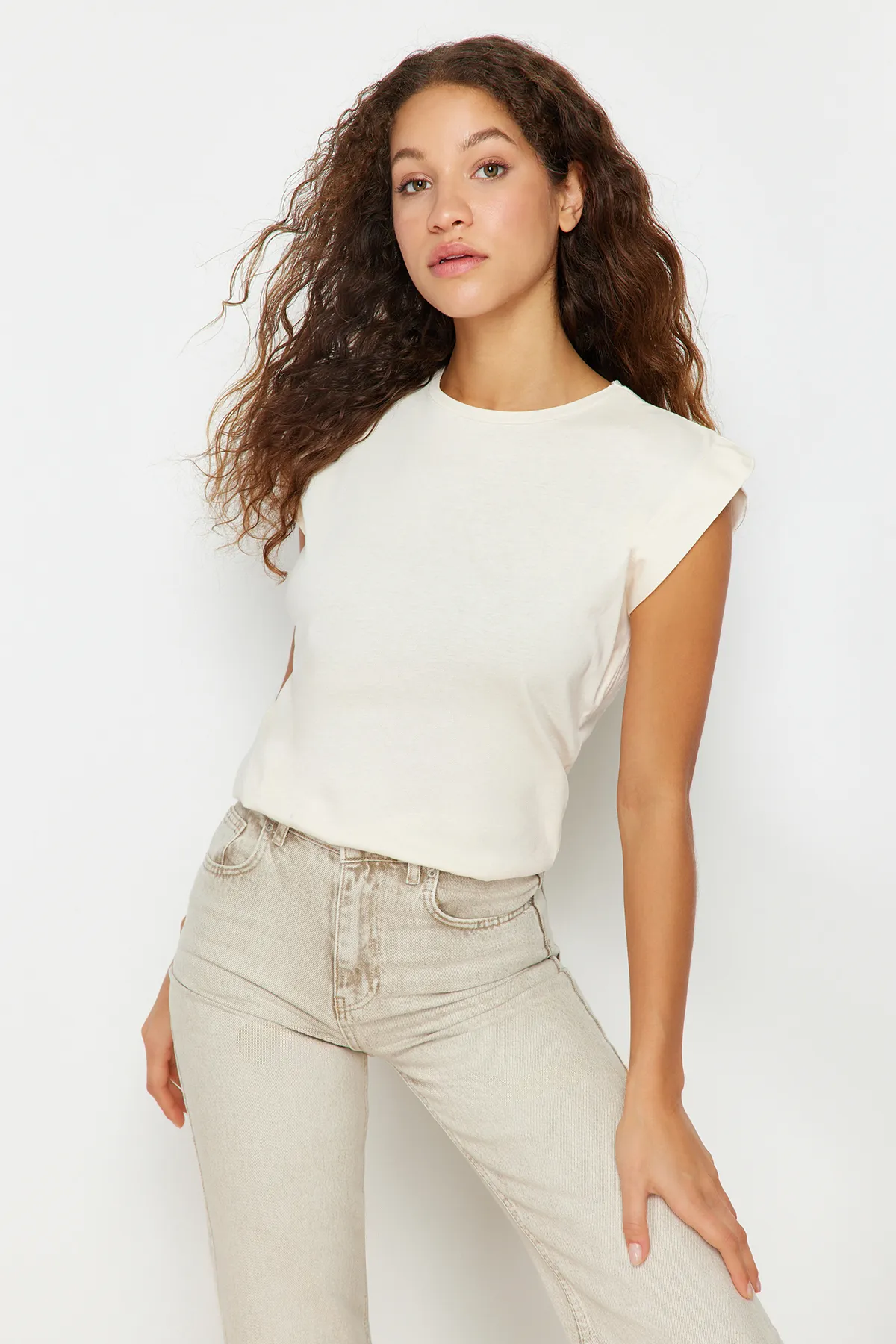 Trendyol Collection  Beigefarbenes Basic-Strick-T-Shirt mit Rundhalsausschnitt aus 100 % Baumwollwatte TWOSS20TS0021