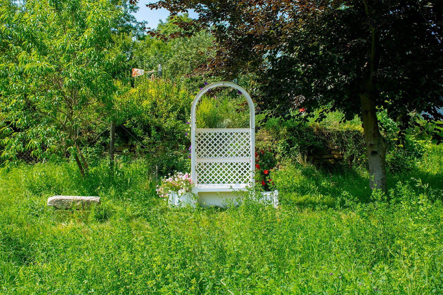 KHW Gartenbank Amsterdam, mit Rosenbogen, Spalier und zwei Pflanzkästen, weiß