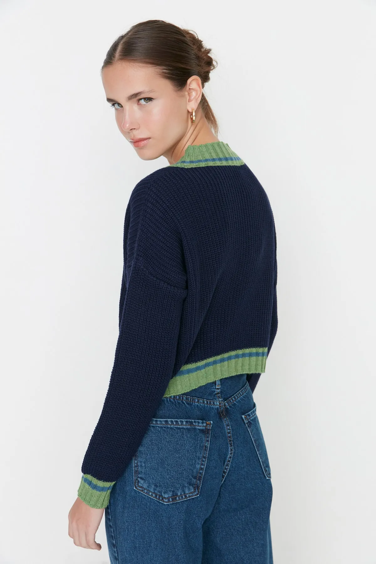 Trendyol Collection  Marineblauer kurzer Strickpullover mit V-Ausschnitt TWOAW22KZ1492