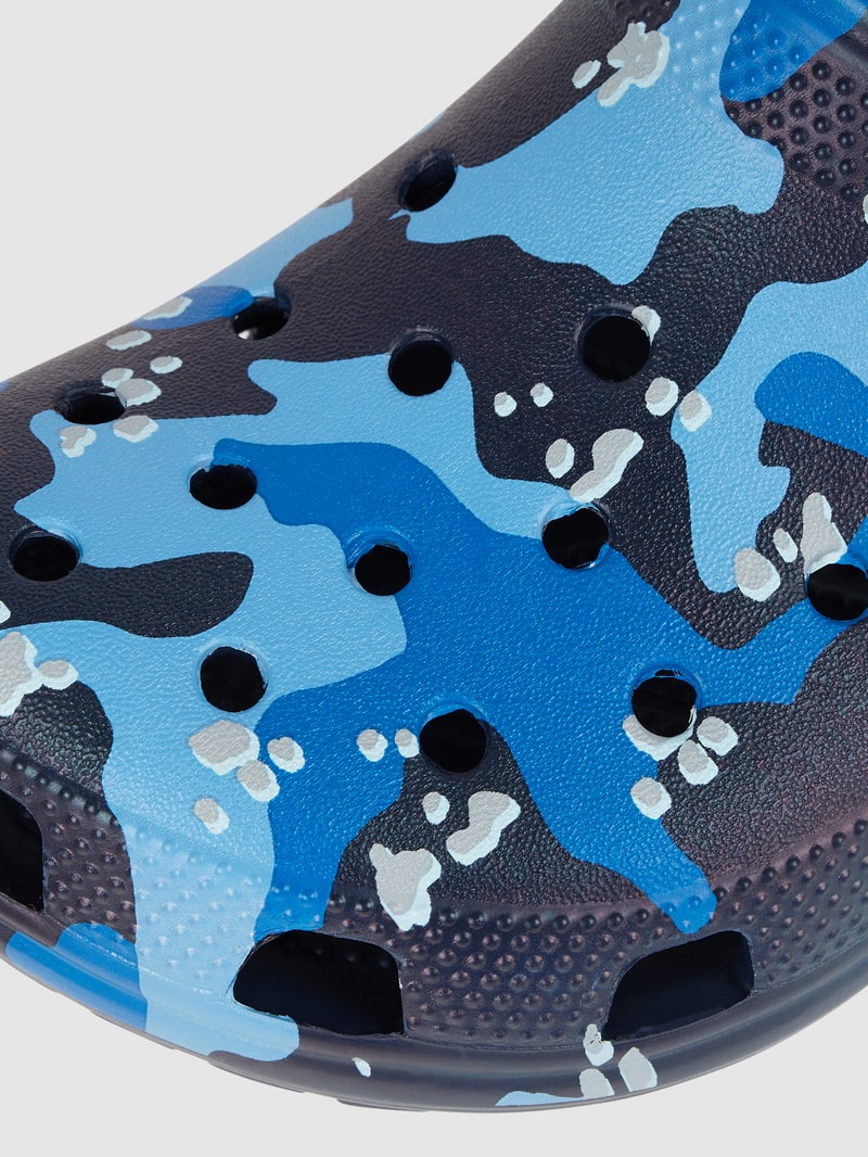 Sandalen mit Camouflage-Muster in marineblau