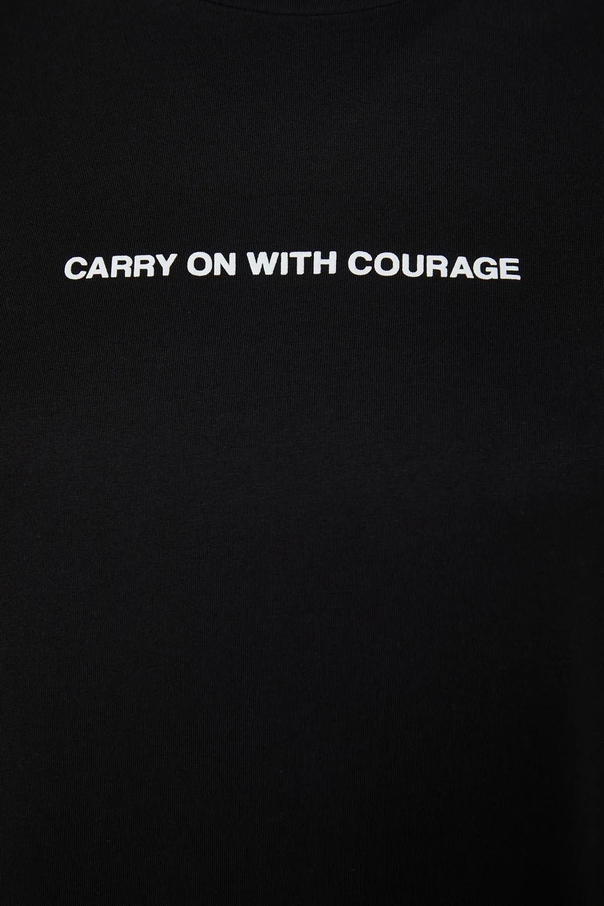 Trendyol Curve  Schwarzes, bedrucktes, kurzes Strick-T-Shirt mit Rundhalsausschnitt TBSSS23BF00022