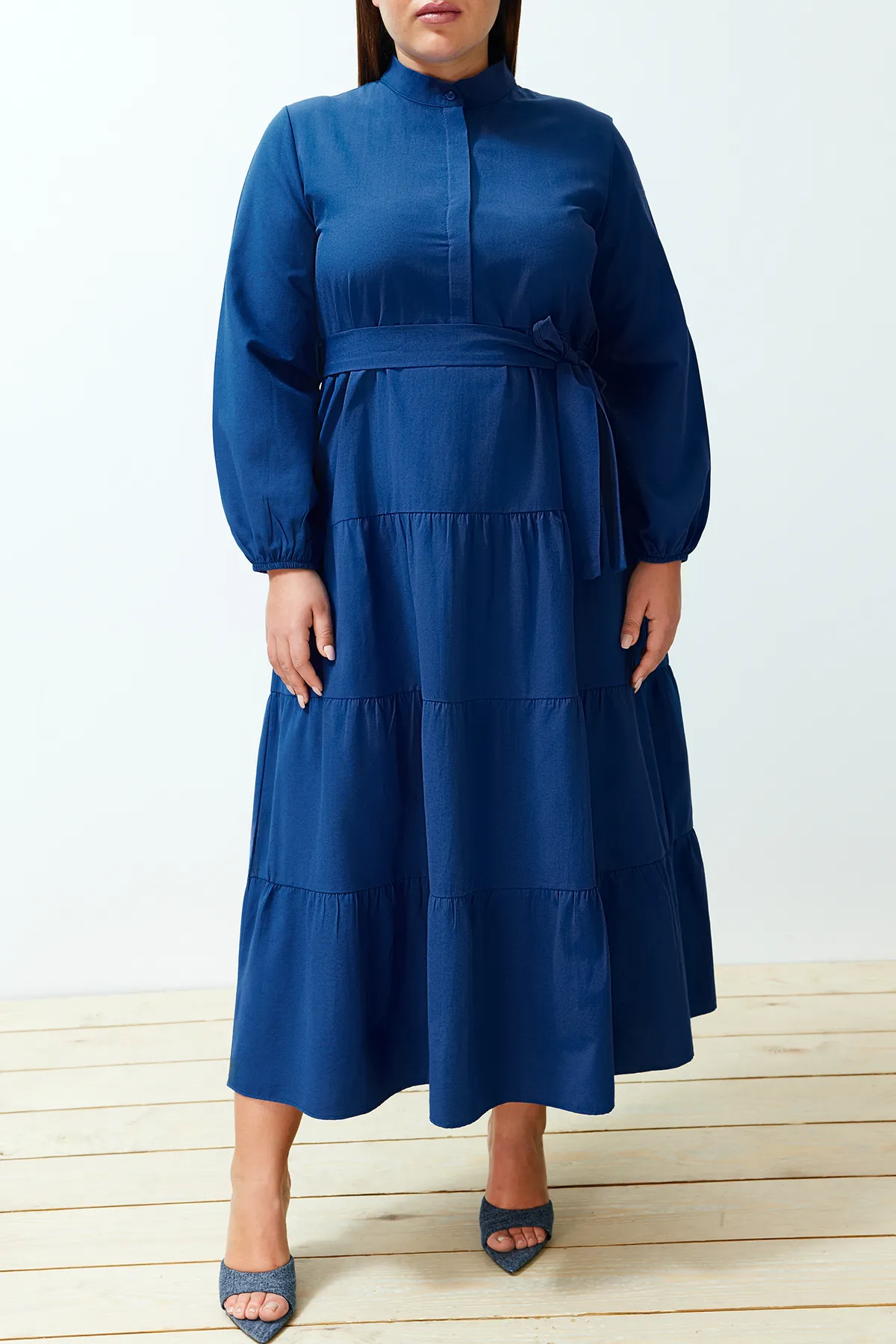 Trendyol Modest  Saks – Gewebtes Kleid mit Gürtel und Chefkragen und Knopfdetail TCTSS21EL3343