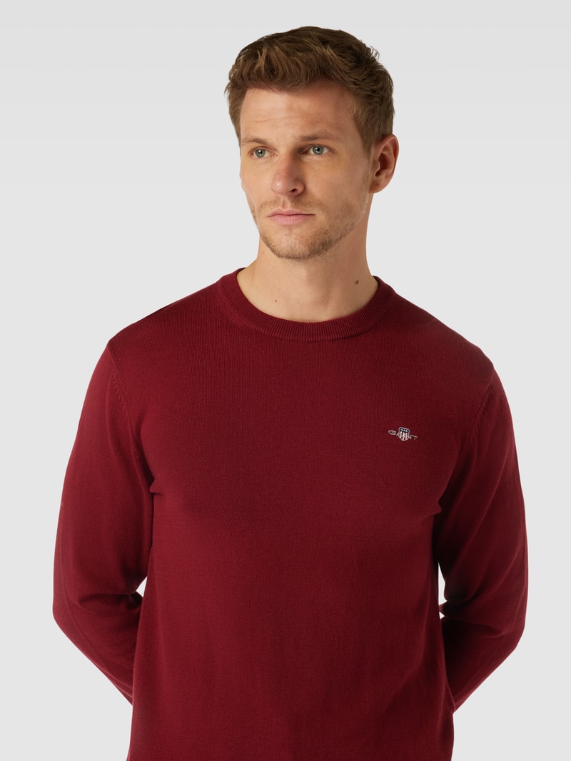 Strickpullover mit Rundhalsausschnitt und Label-Stitching in bordeaux rot