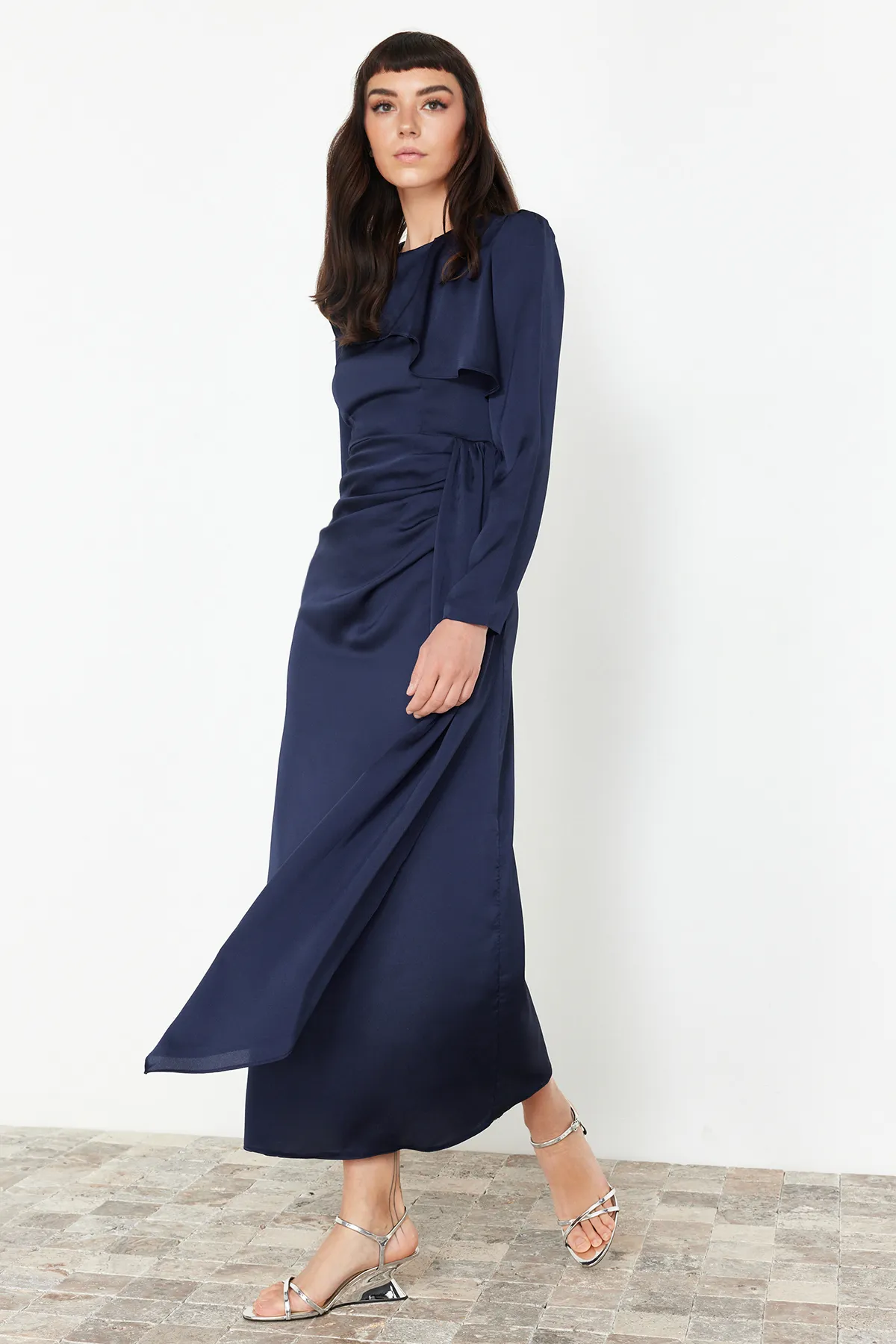 Trendyol Modest  Marineblaues Abendkleid aus Satin mit Schalkragen TCTAW24DB00004