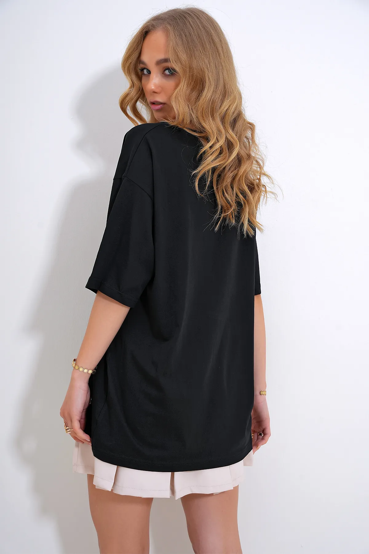 Trend Alaçatı Stili  Schwarzes Oversize-T-Shirt mit Rundhalsausschnitt und Perlen- und Steinstickerei für Damen ALC-X11964
