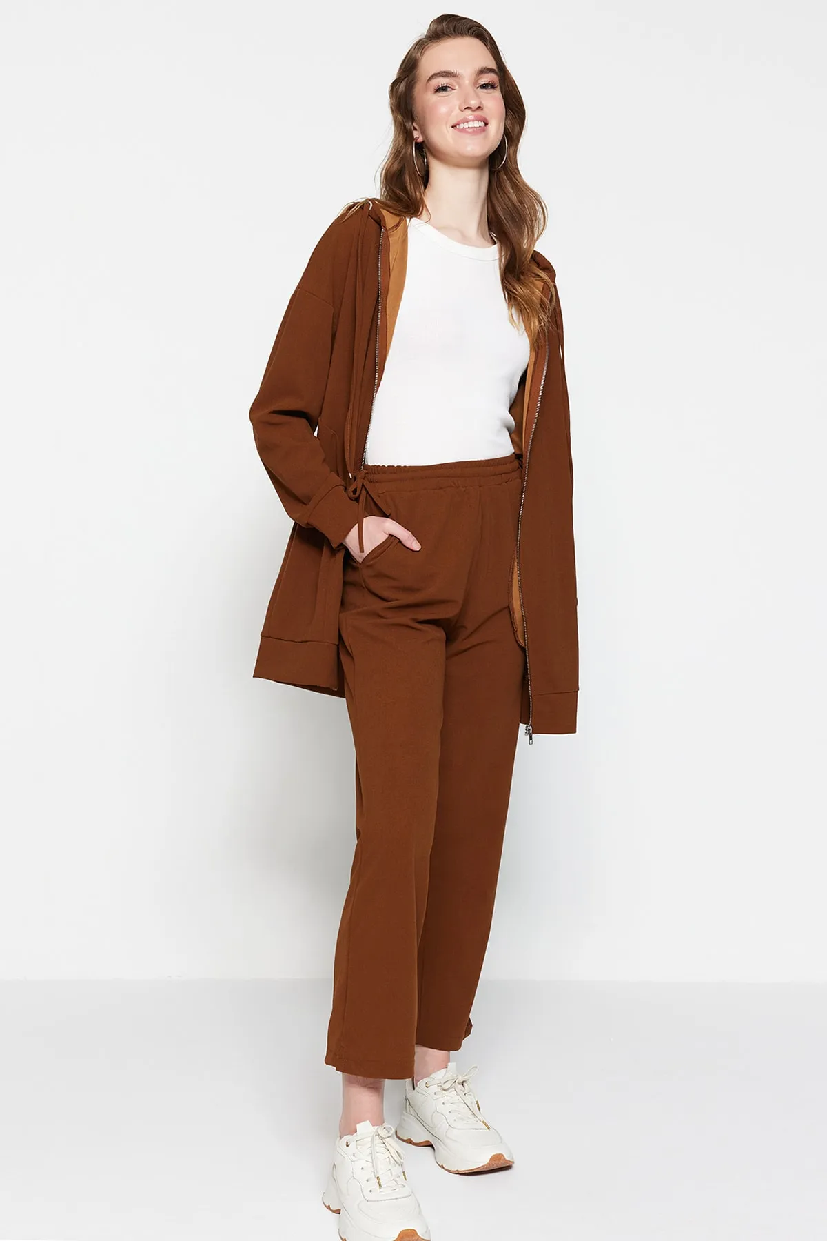 Trendyol Modest  Brauner Strick-Trainingsanzug mit Kapuze und Reißverschluss TCTSS21EM0091
