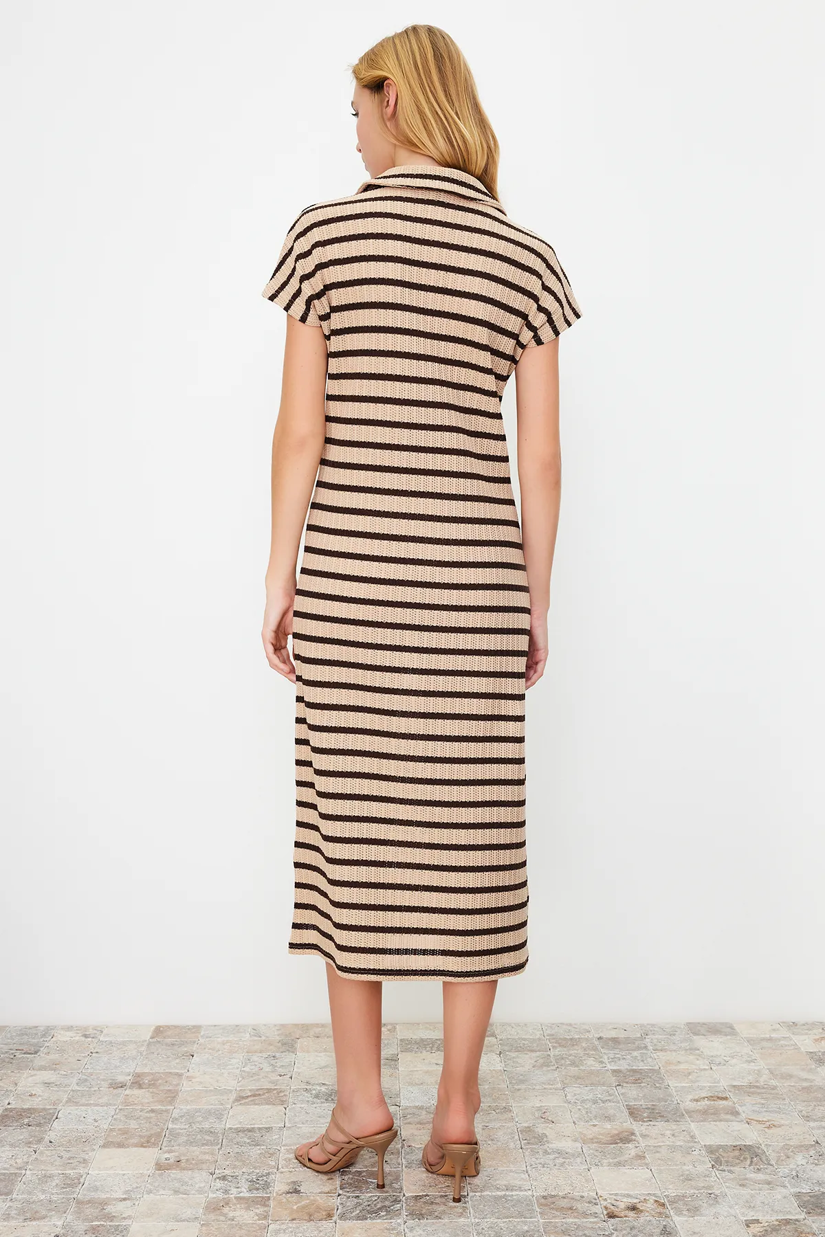 Trendyol Collection  Beige gestreifter Maxi-Polokragen in Strickoptik TWOSS24EL00204