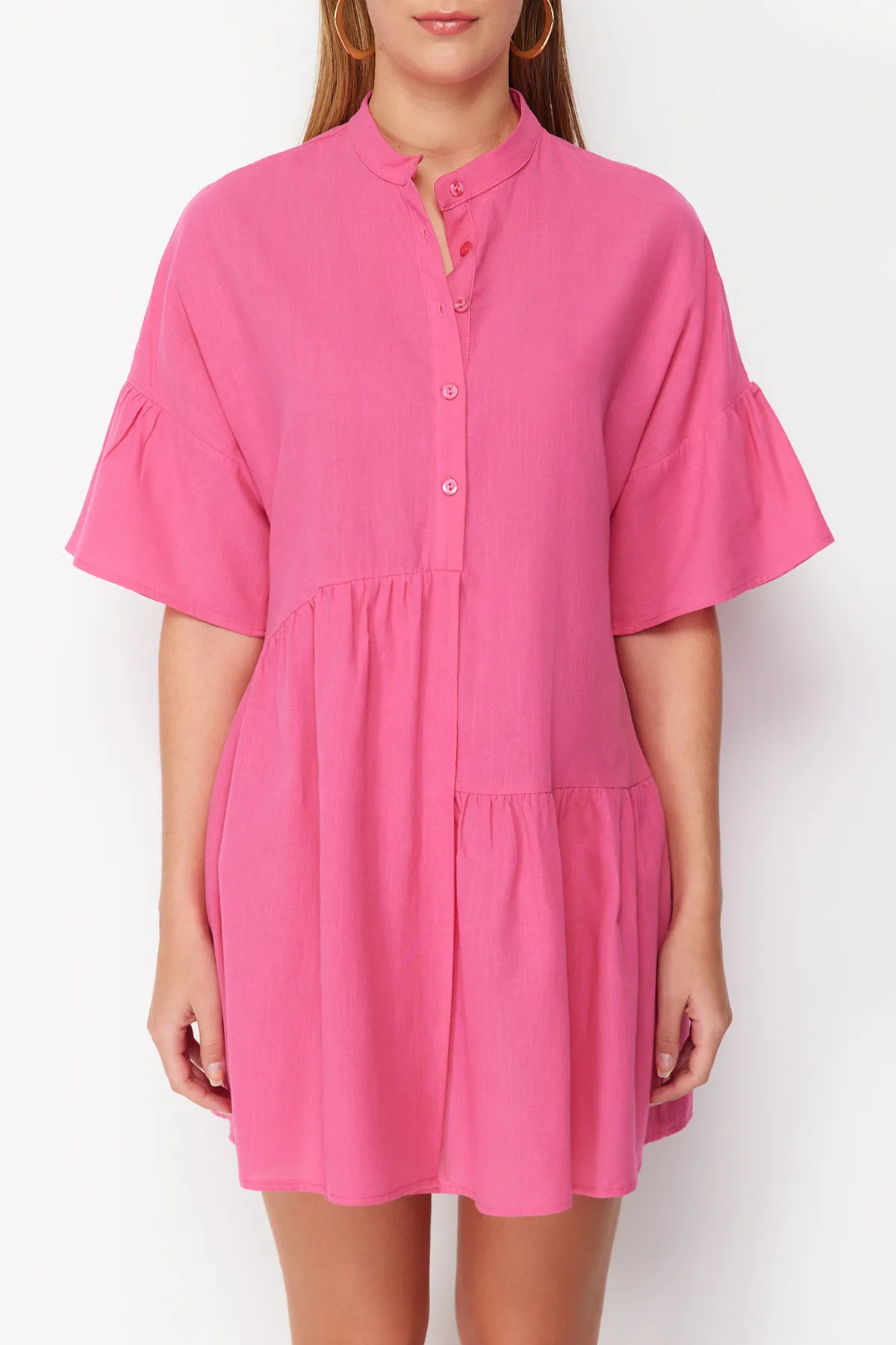 Trendyol Collection  Rosafarbenes, weit geschnittenes Mini-Strandkleid mit gewebten Rüschen TBESS20EL0873