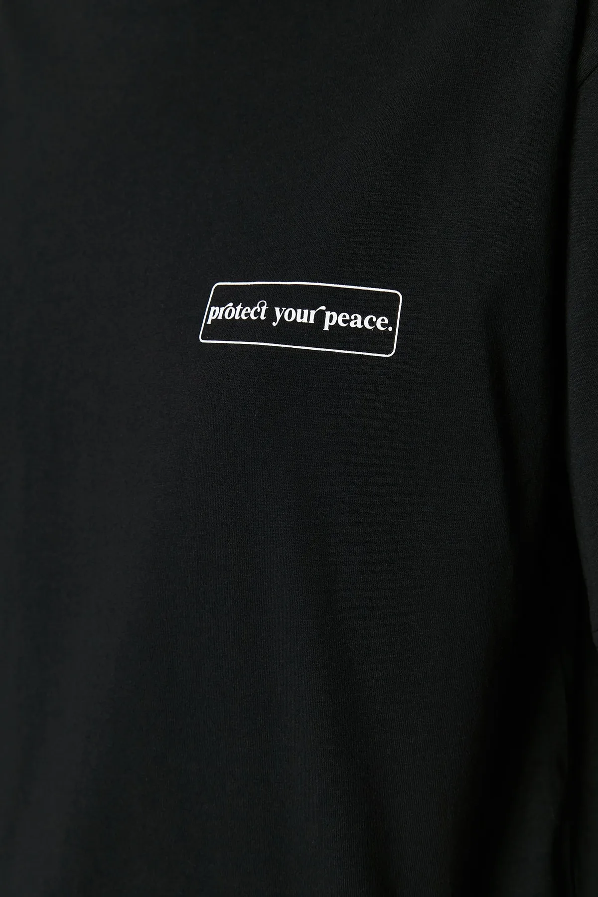 Trendyol Collection  Schwarzes, bedrucktes Boyfriend-Strick-T-Shirt mit Rundhalsausschnitt aus 100 % Baumwolle TWOSS23TS00113